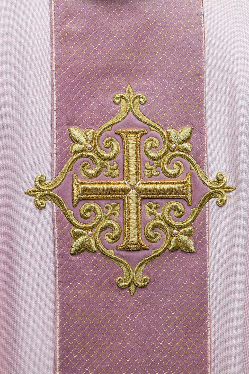 Chasuble brodée sur velours avec le symbole de la Croix Rose
