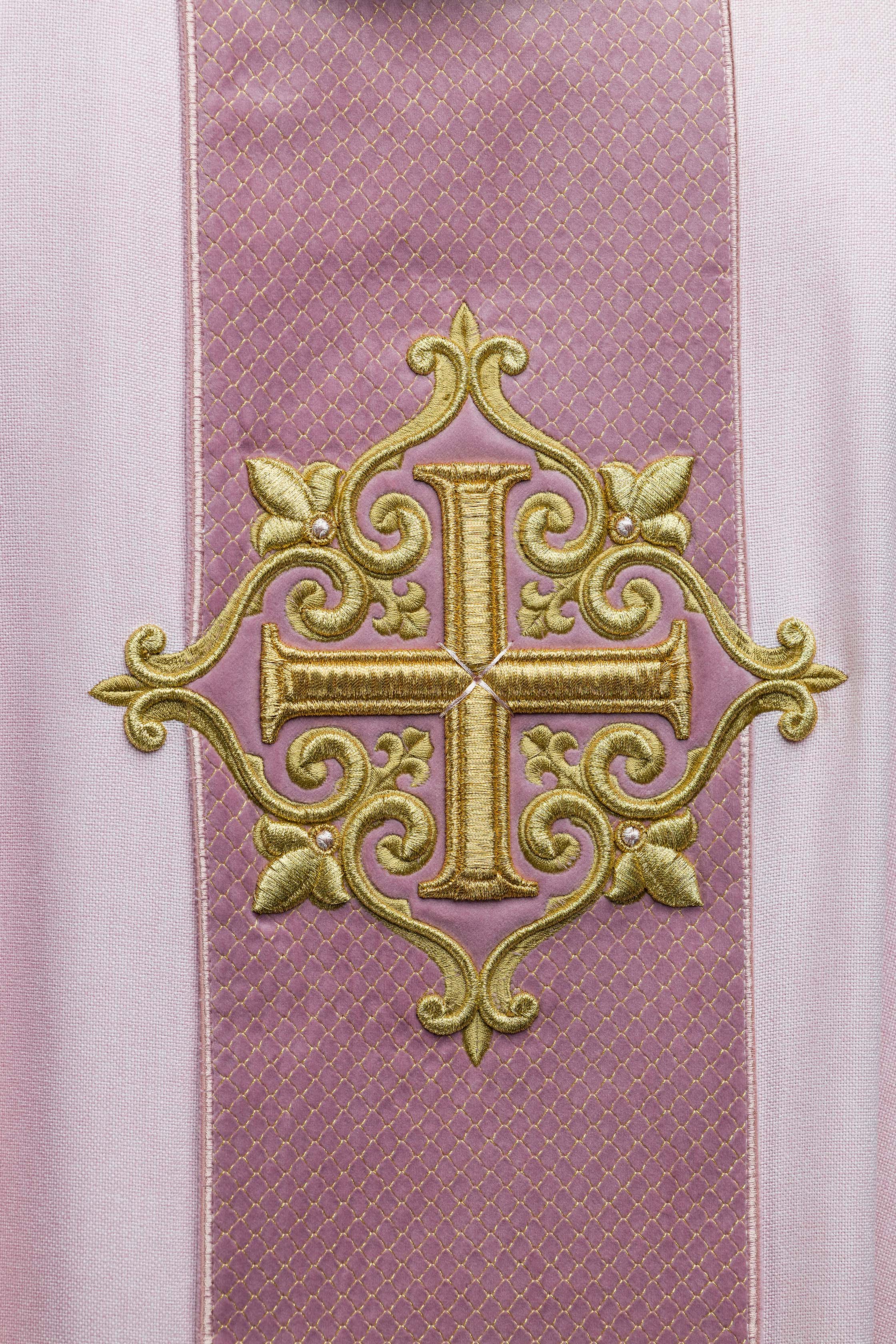 Chasuble brodée sur velours avec le symbole de la Croix Rose