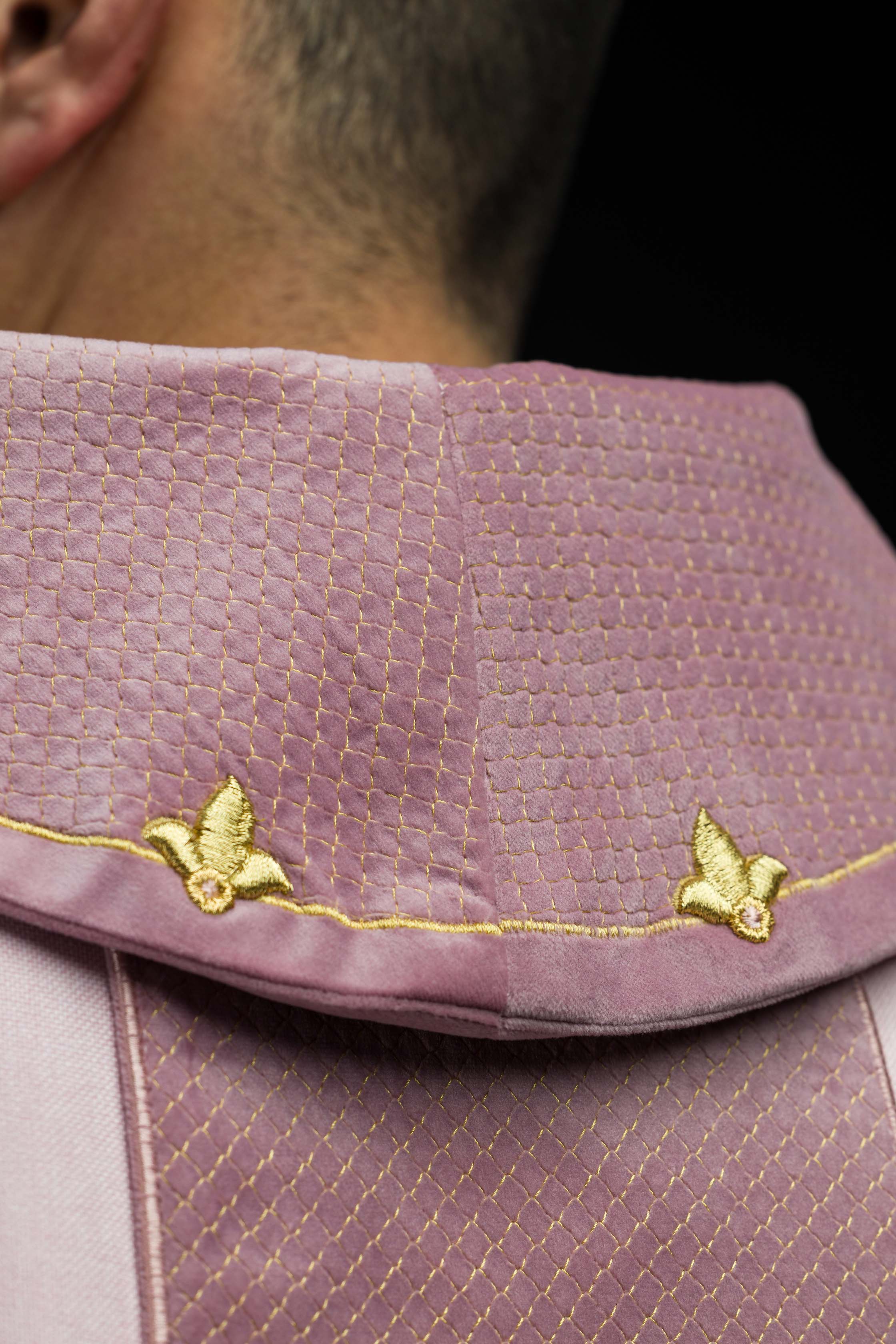 Chasuble brodée sur velours avec le symbole de la Croix Rose