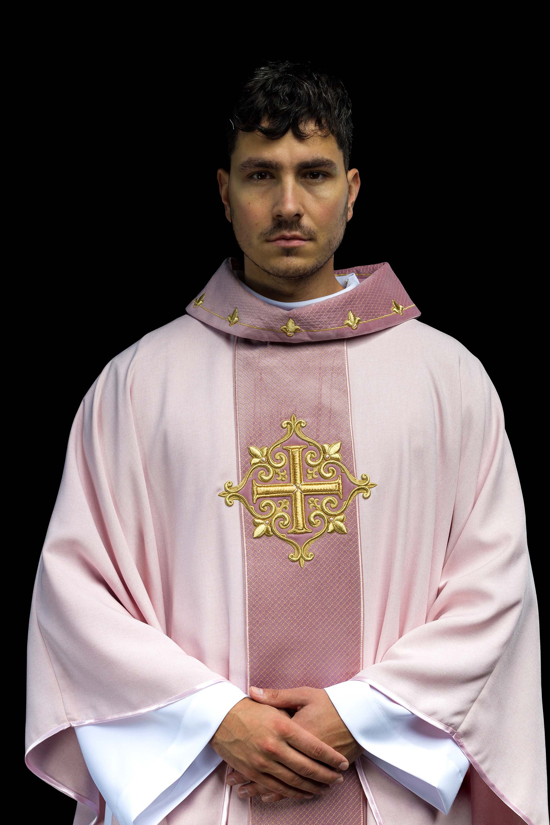 Chasuble brodée sur velours avec le symbole de la Croix Rose