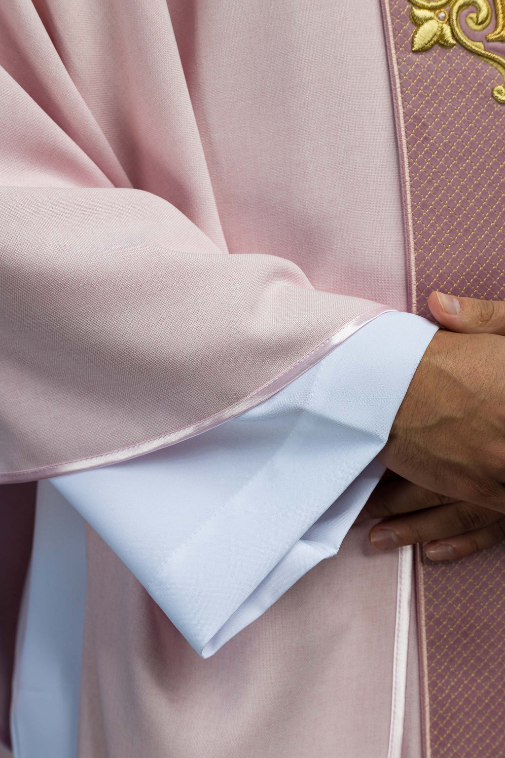 Chasuble brodée sur velours avec le symbole de la Croix Rose