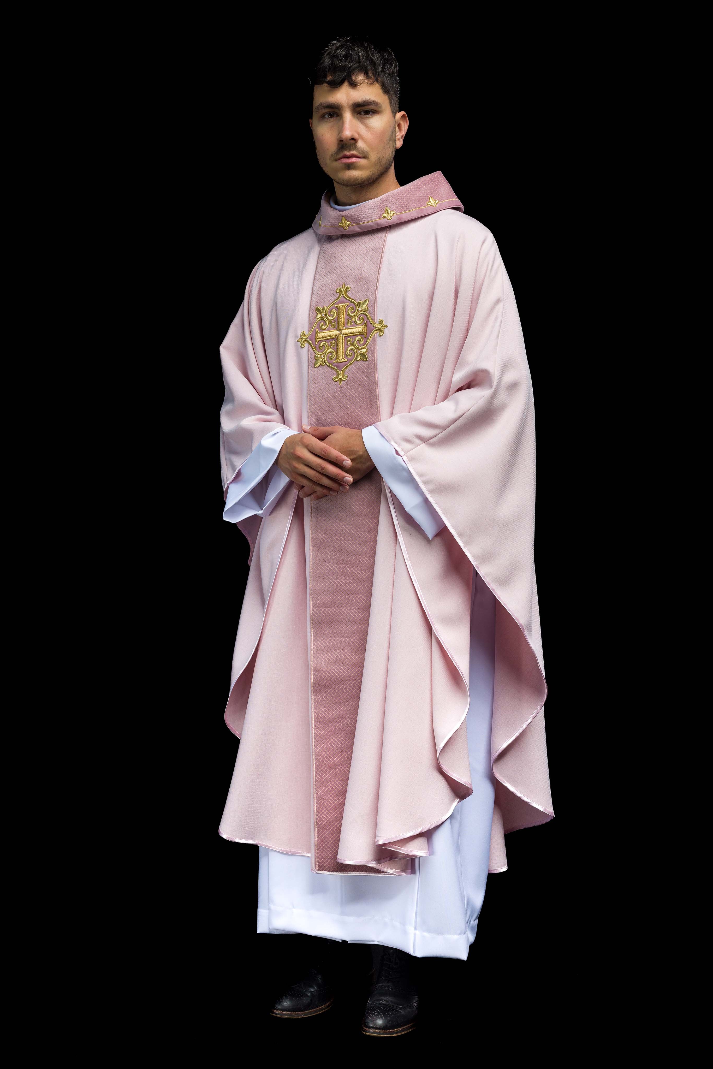 Chasuble brodée sur velours avec le symbole de la Croix Rose