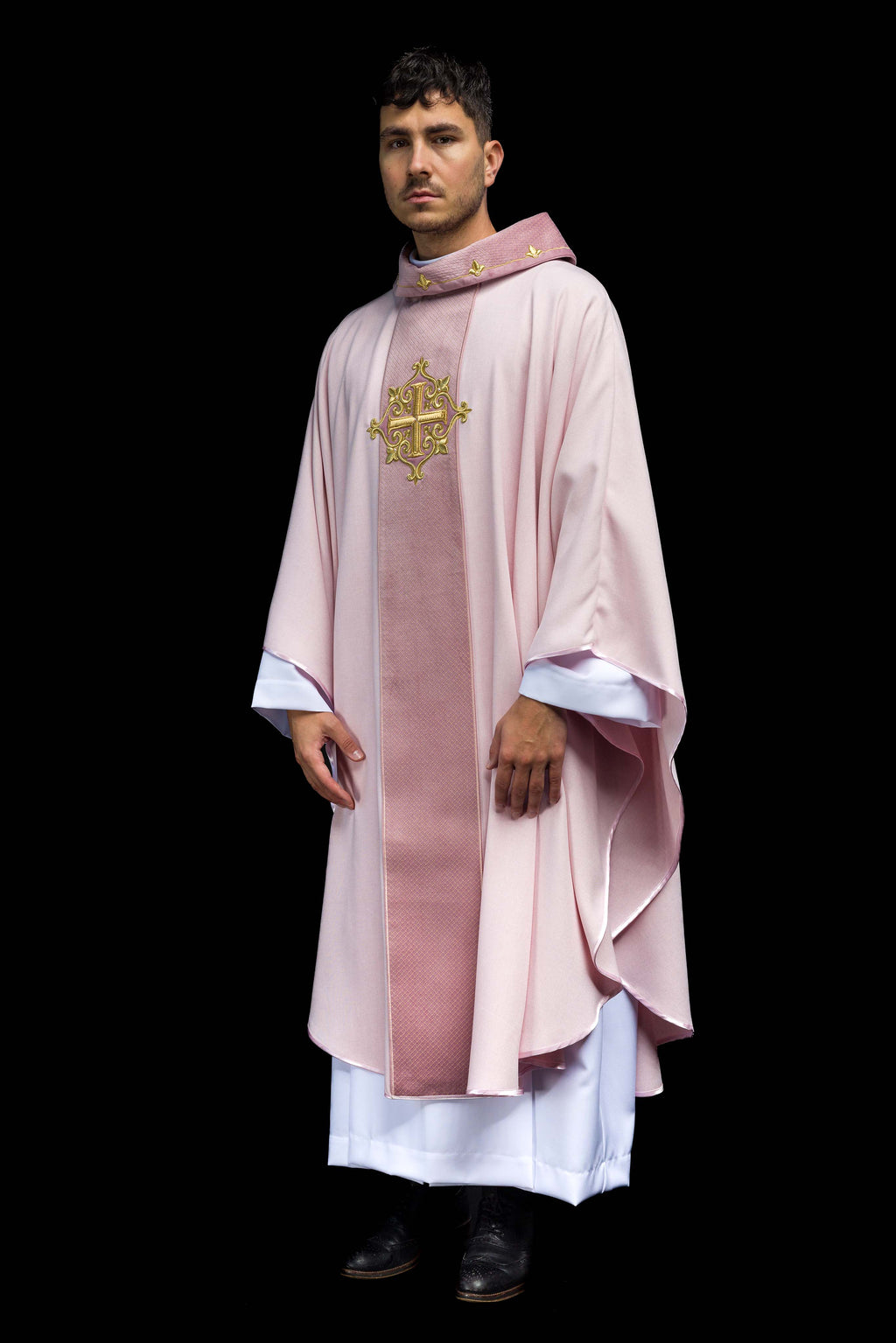 Chasuble brodée sur velours avec le symbole de la Croix Rose