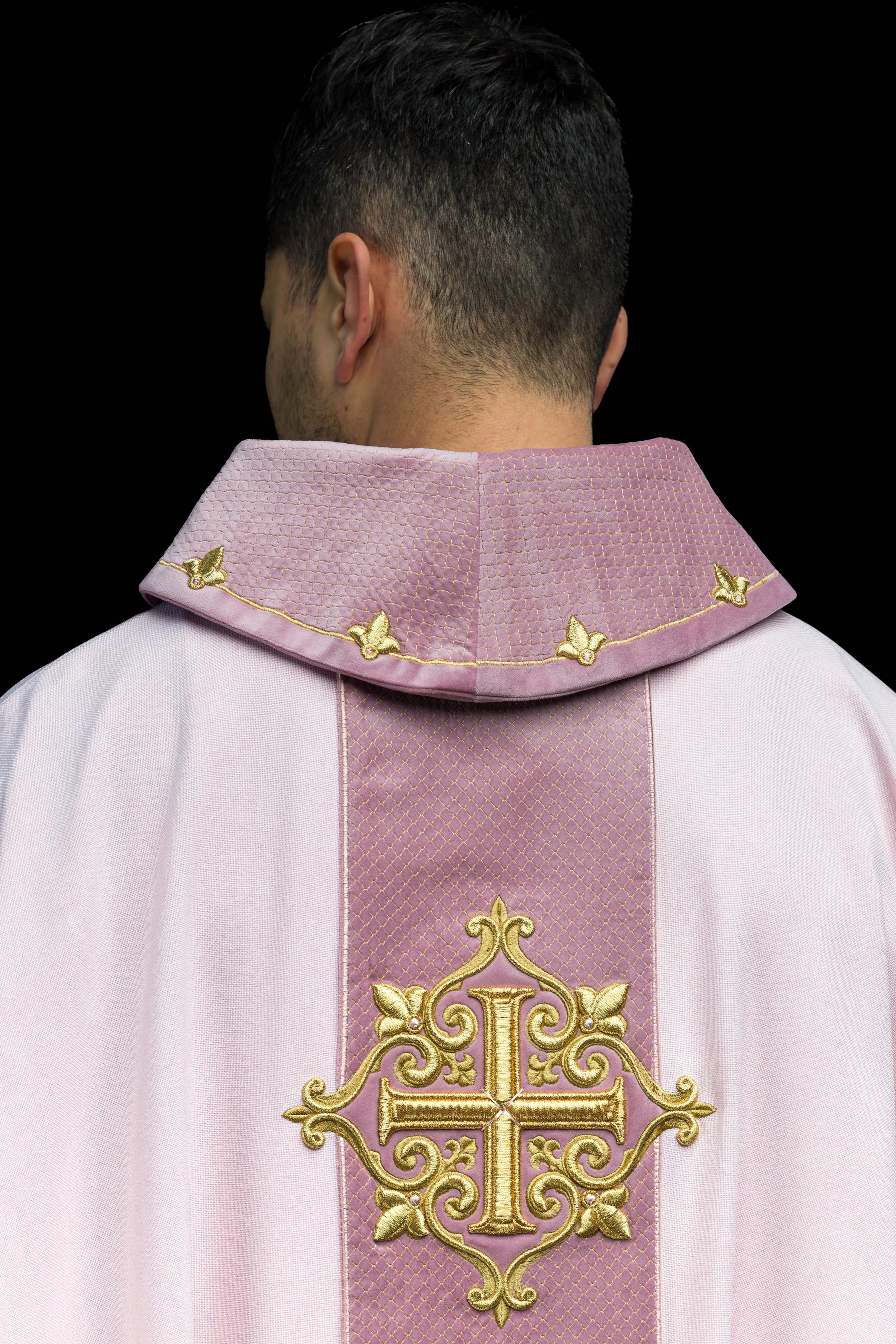 Chasuble brodée sur velours avec le symbole de la Croix Rose