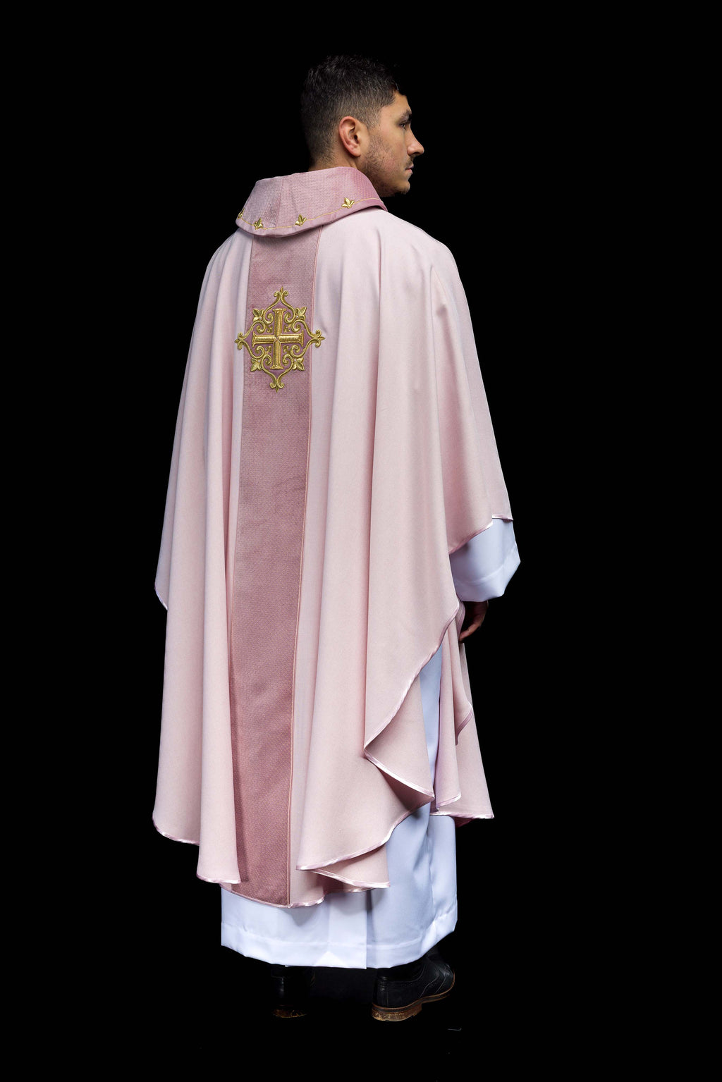 Chasuble brodée sur velours avec le symbole de la Croix Rose