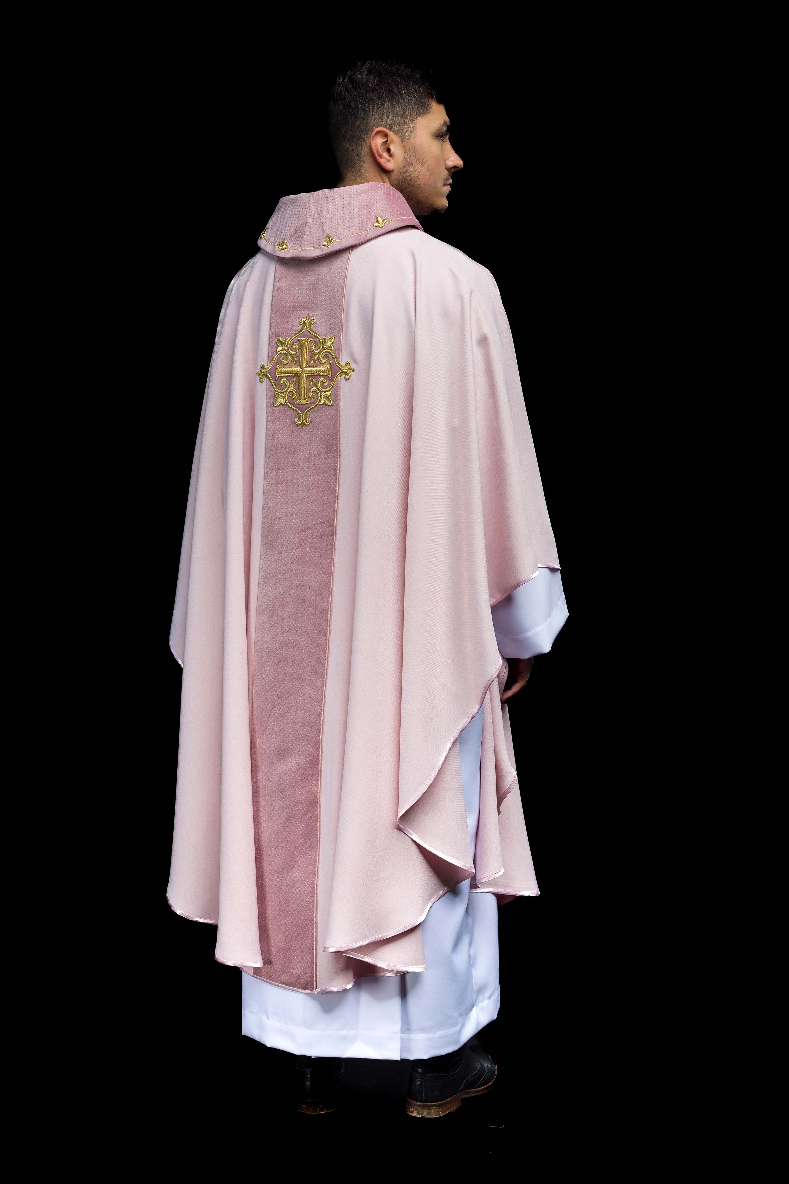 Chasuble brodée sur velours avec le symbole de la Croix Rose