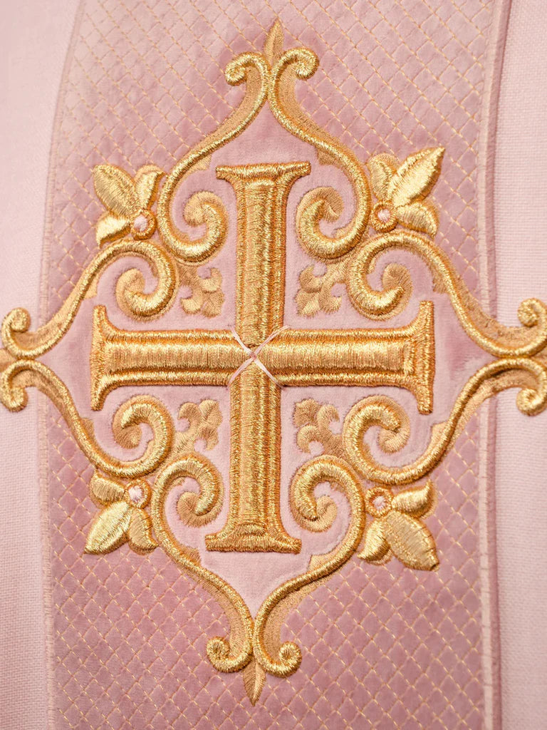 Chasuble brodée sur velours avec le symbole de la Croix Rose
