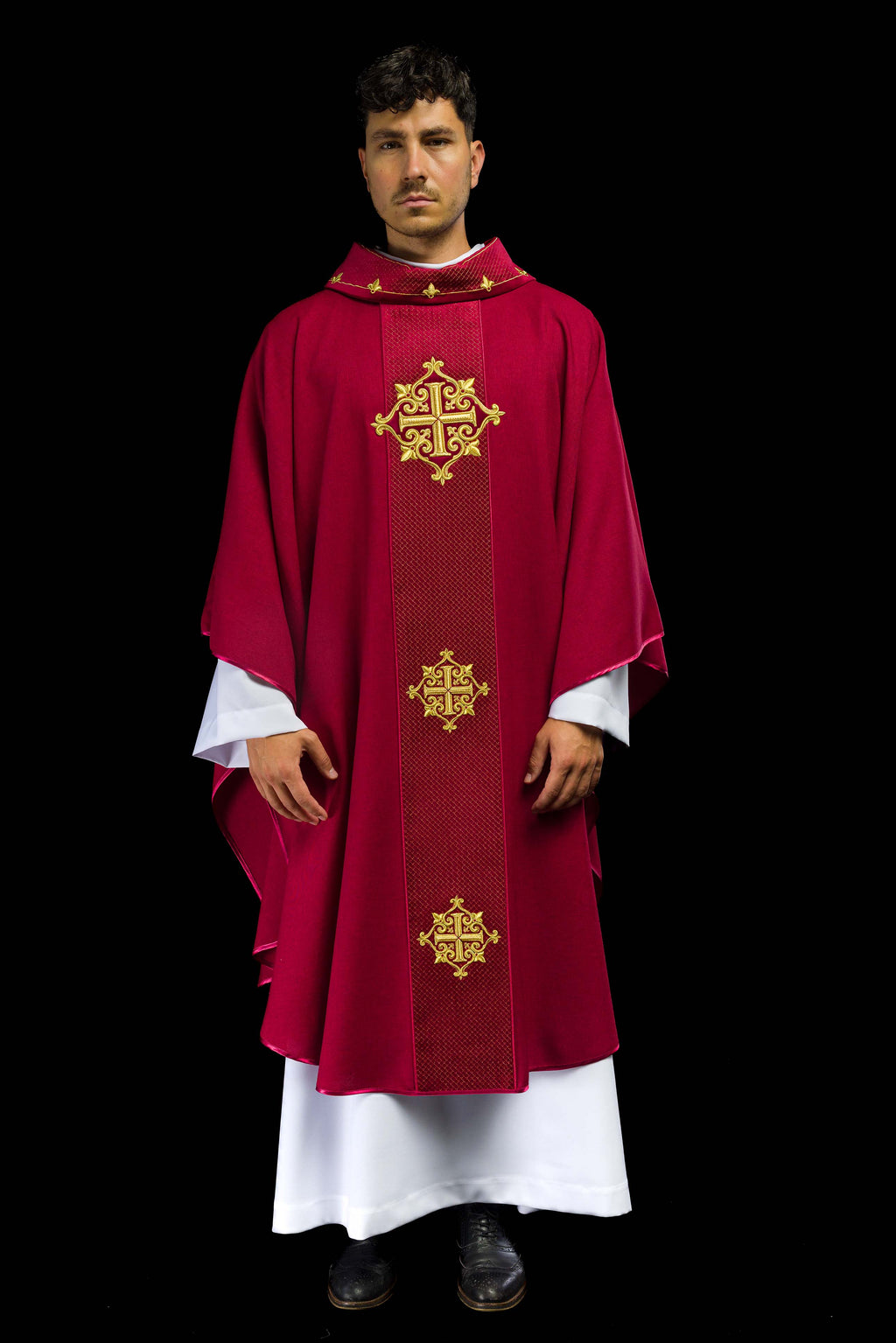 Chasuble avec ceinture en velours rouge et broderie en croix
