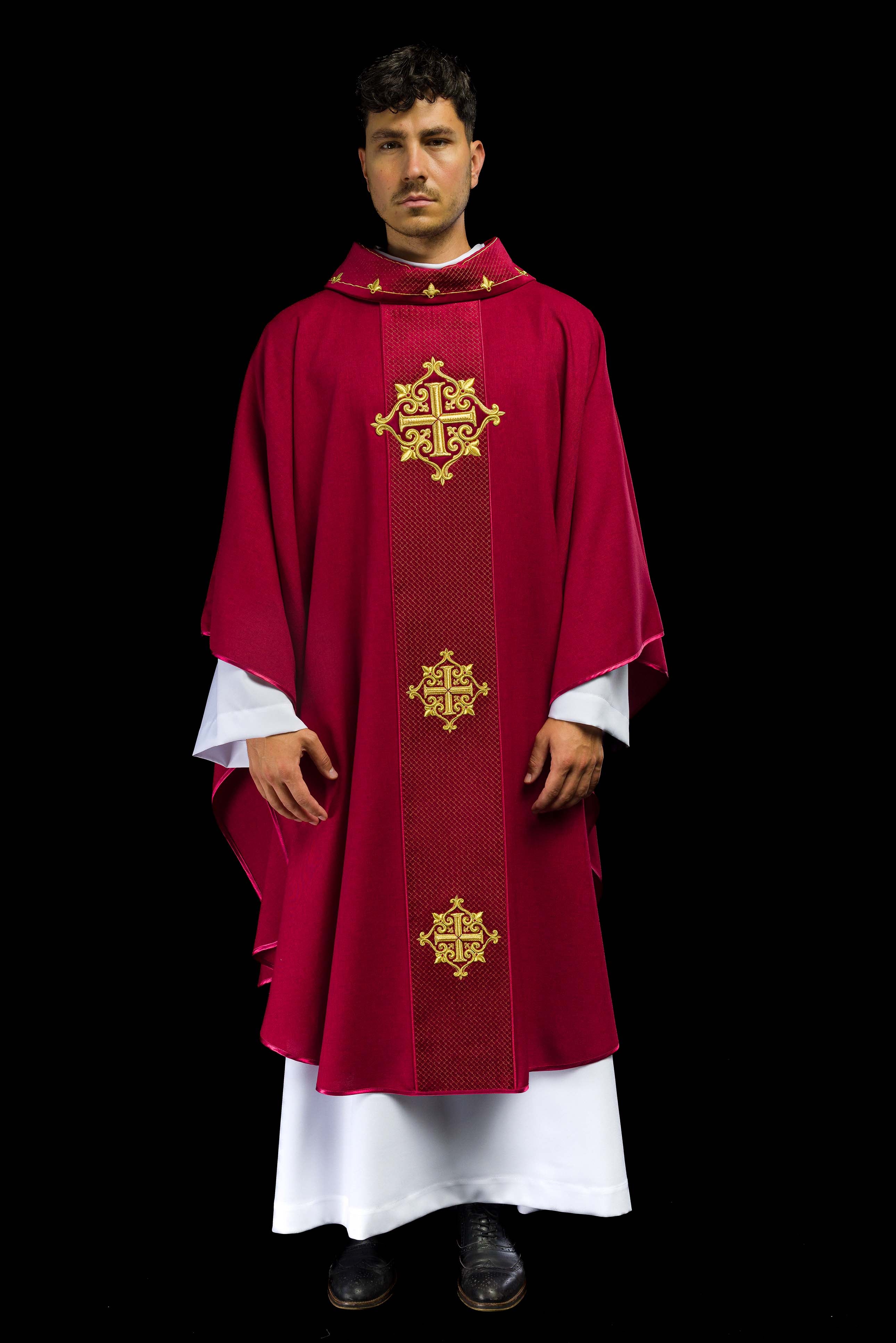 Chasuble avec ceinture en velours rouge et broderie en croix