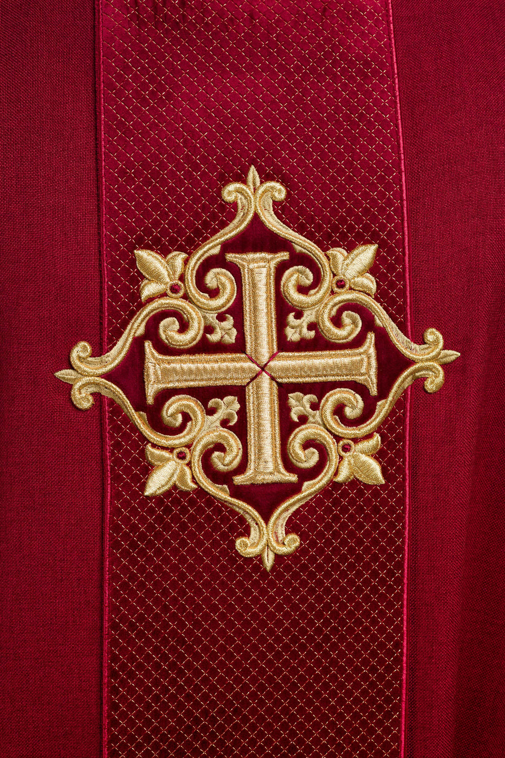 Chasuble avec ceinture en velours rouge et broderie en croix