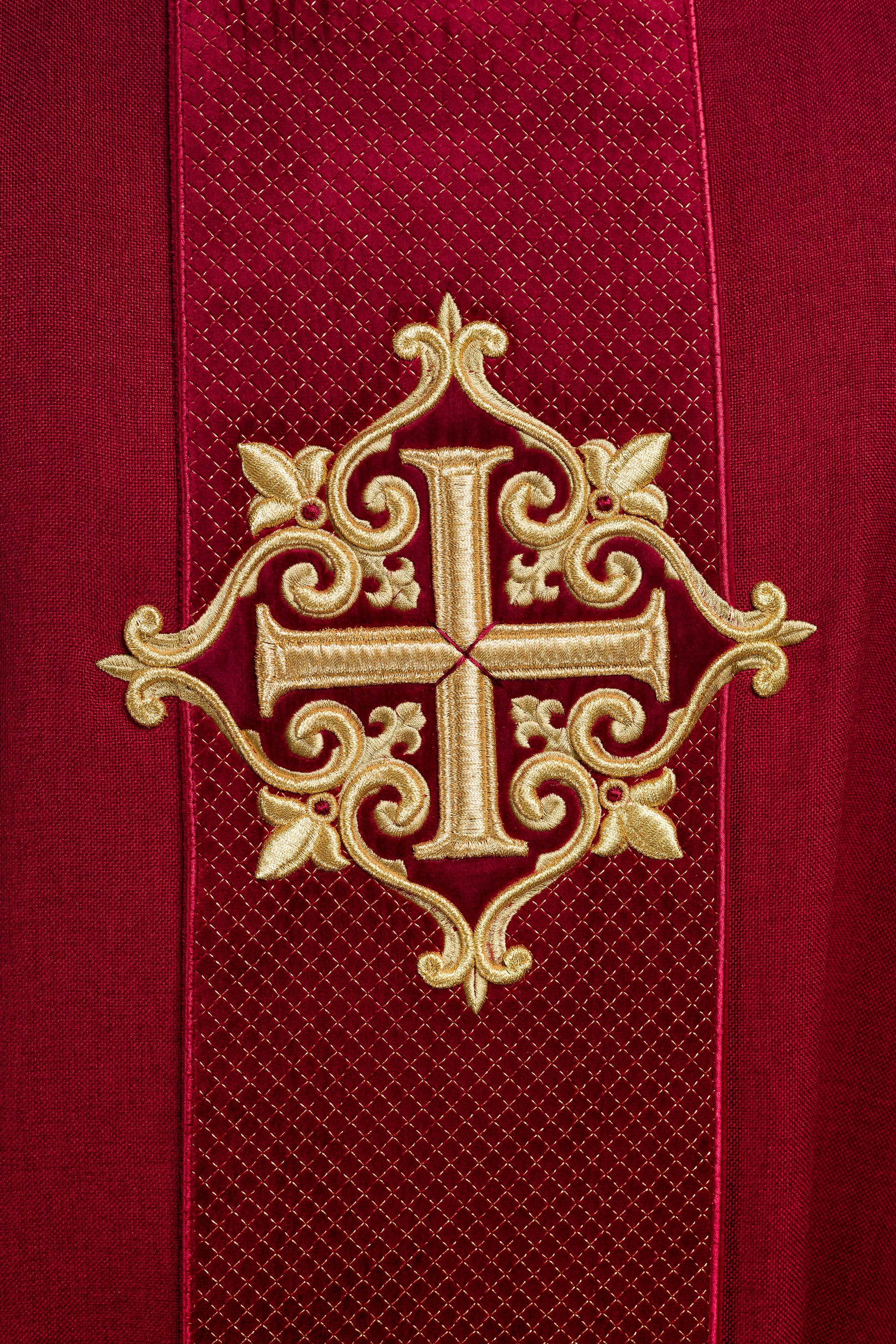 Chasuble avec ceinture en velours rouge et broderie en croix