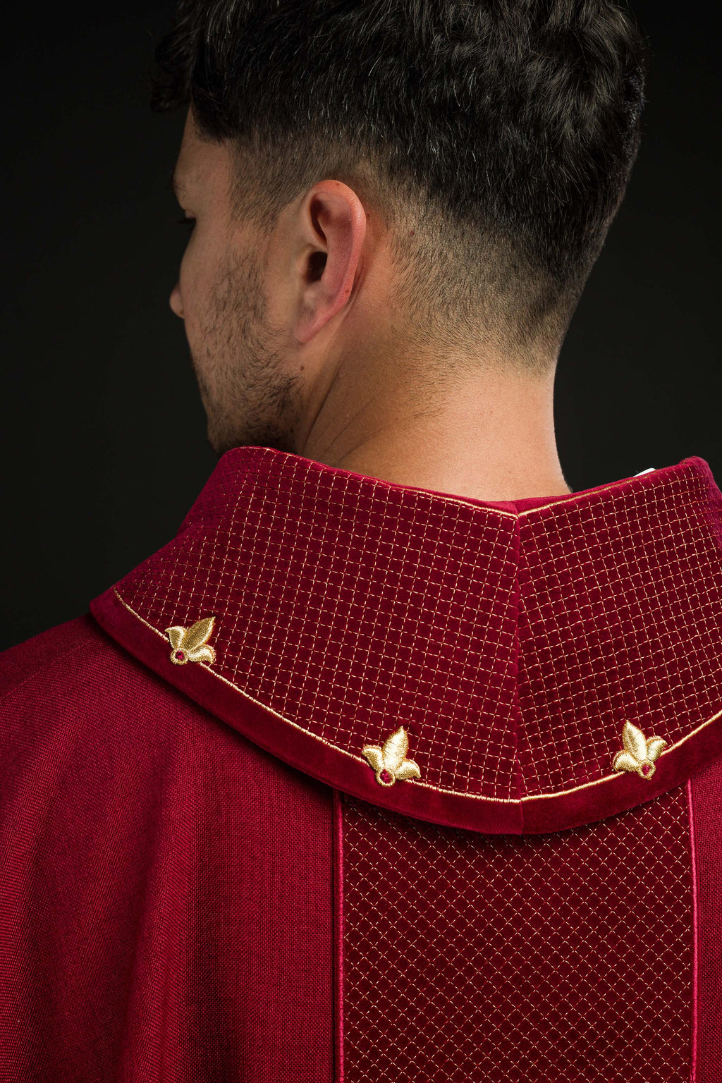 Chasuble avec ceinture en velours rouge et broderie en croix