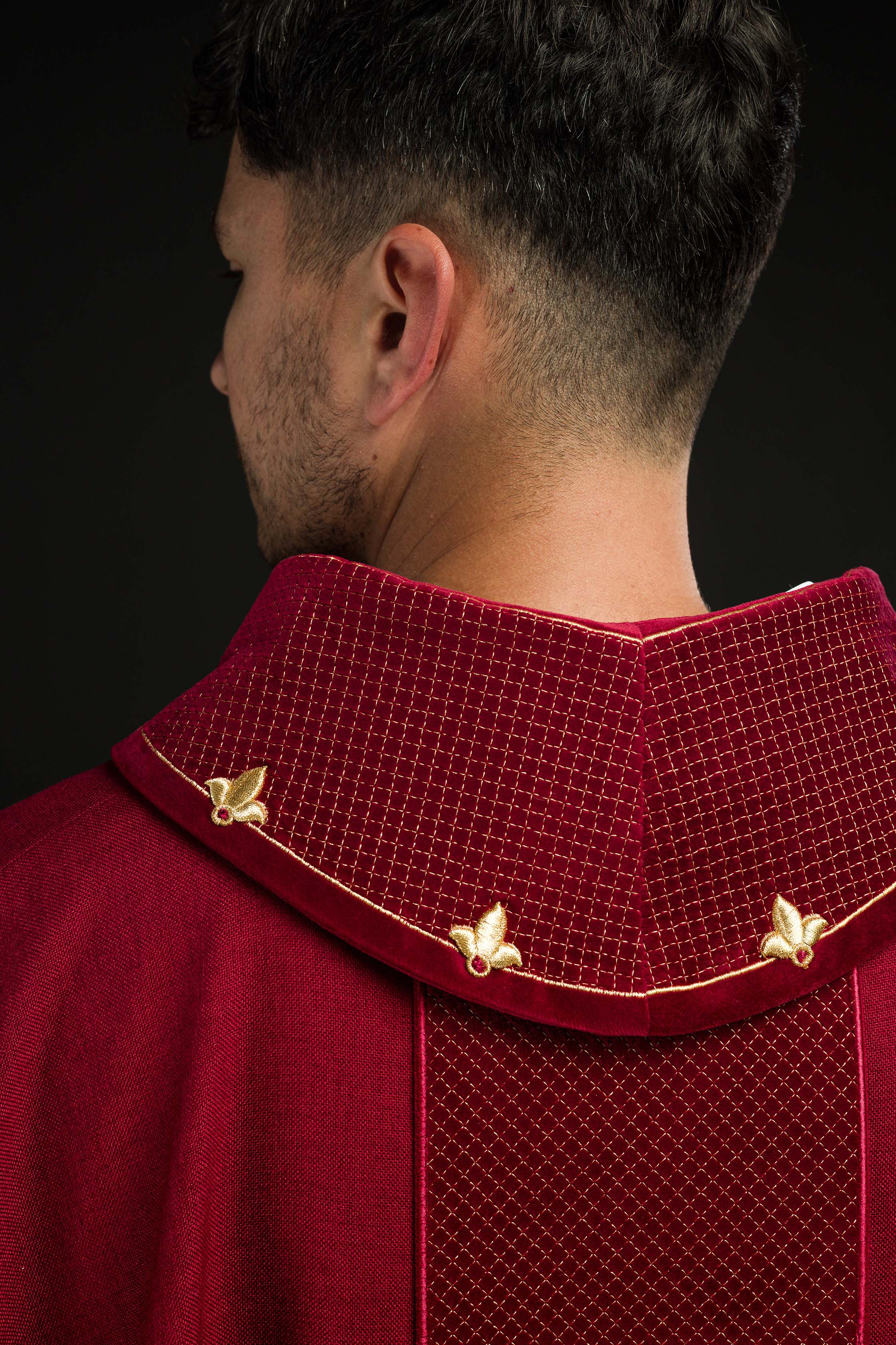 Chasuble avec ceinture en velours rouge et broderie en croix