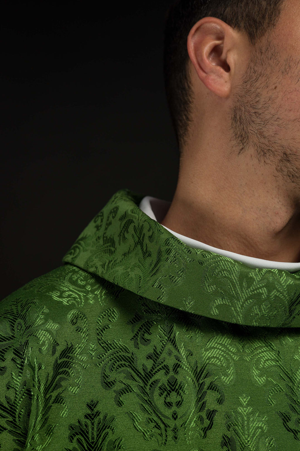Chasuble verte avec motif IHS brodé sur tissu décoratif