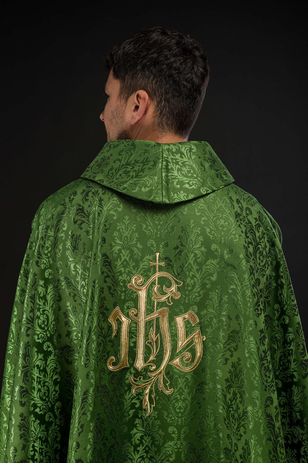 Chasuble verte avec motif IHS brodé sur tissu décoratif