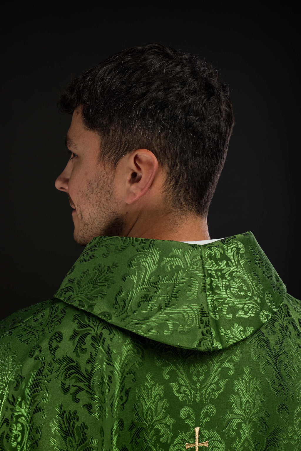 Chasuble verte avec motif IHS brodé sur tissu décoratif