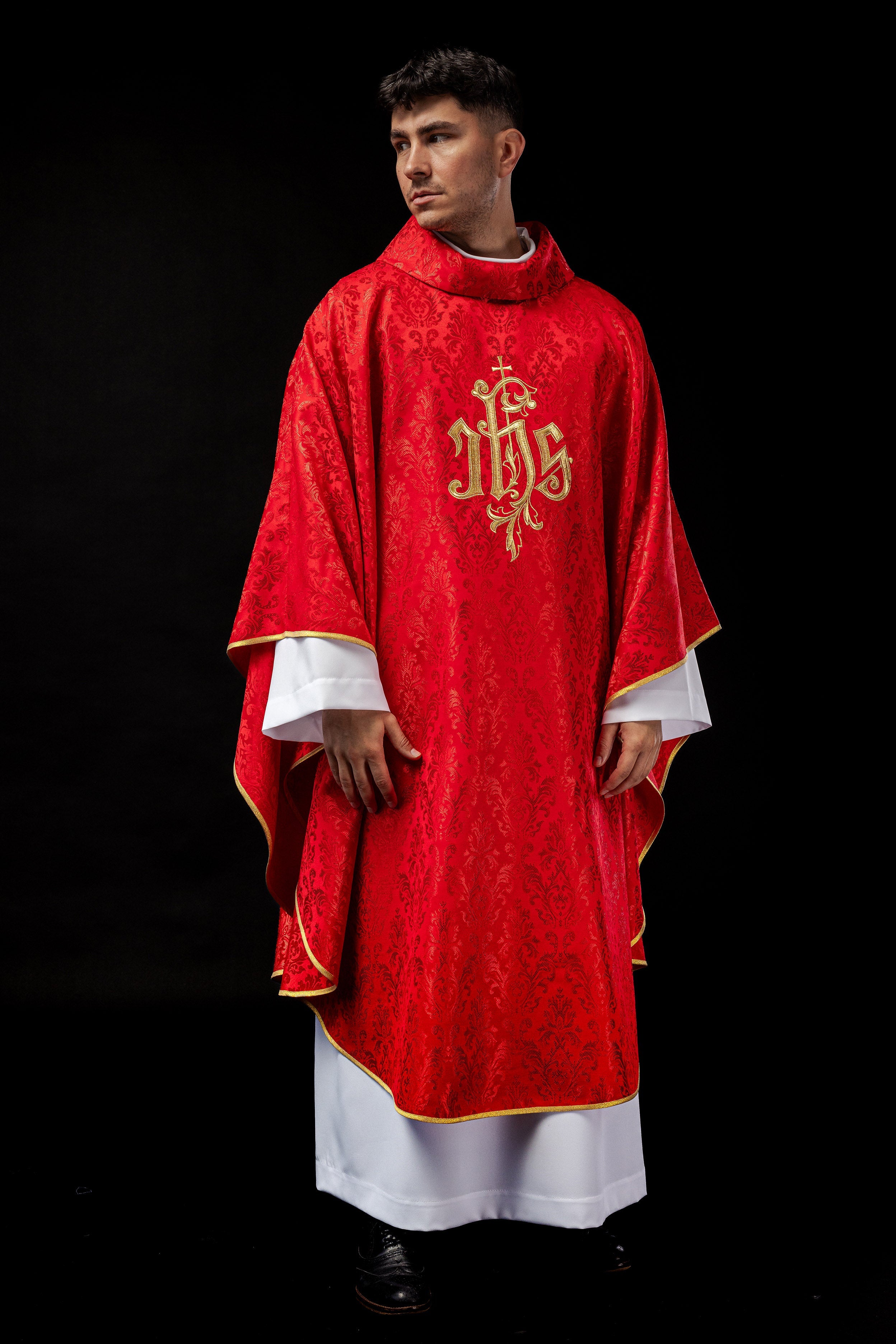 Chasuble rouge avec motif IHS brodé sur tissu décoratif