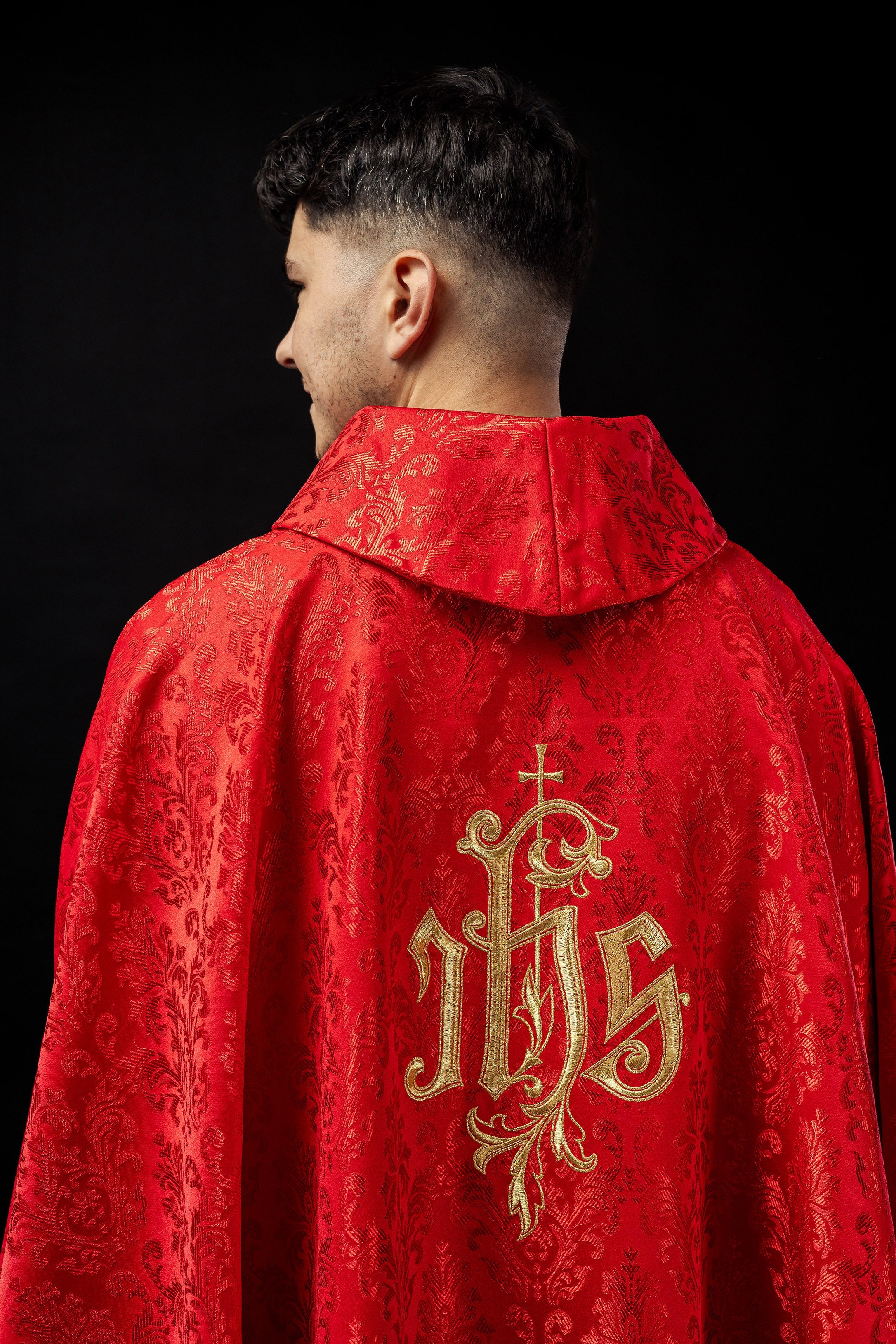 Chasuble rouge avec motif IHS brodé sur tissu décoratif