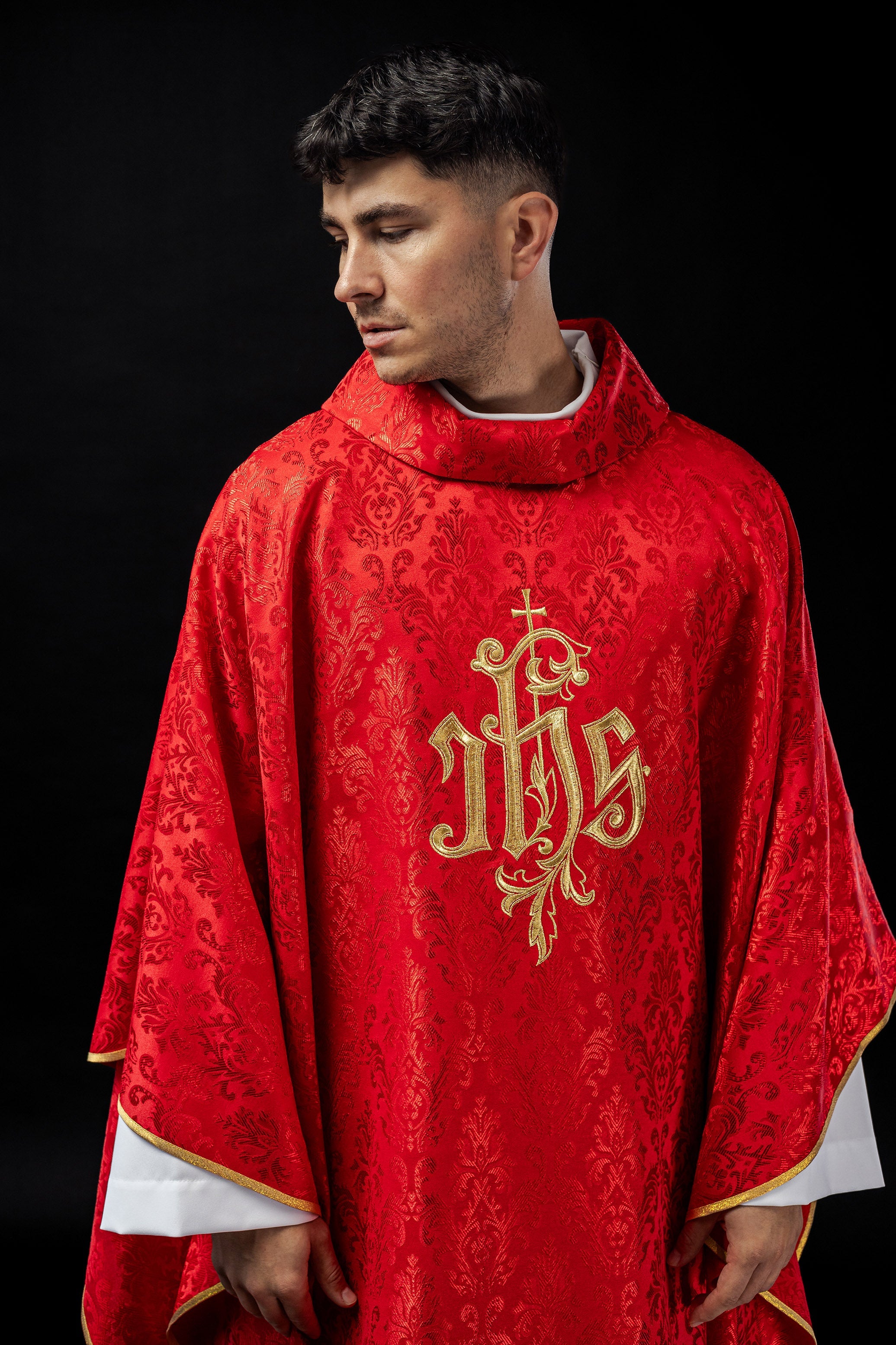 Chasuble rouge avec motif IHS brodé sur tissu décoratif