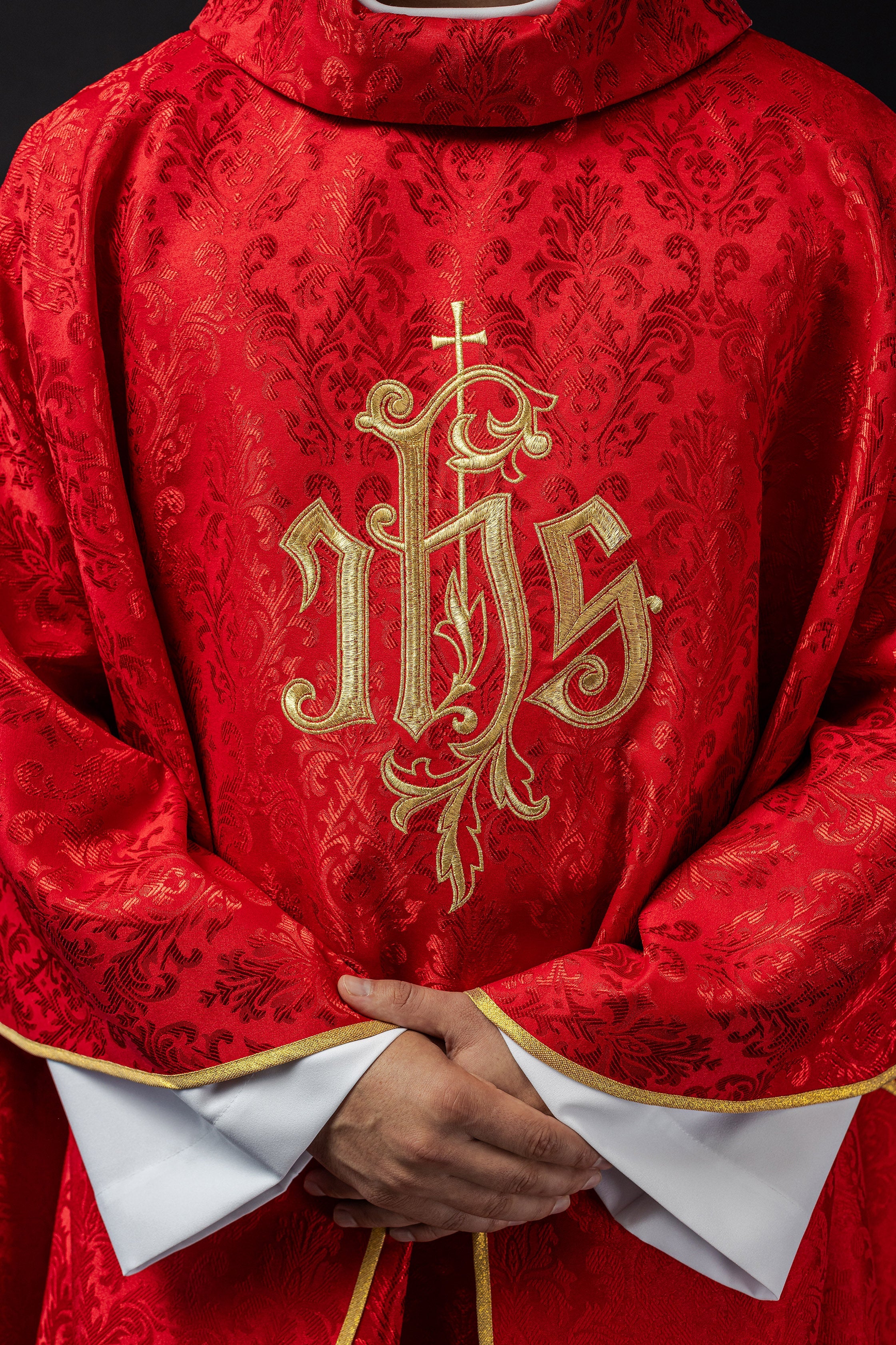 Chasuble rouge avec motif IHS brodé sur tissu décoratif