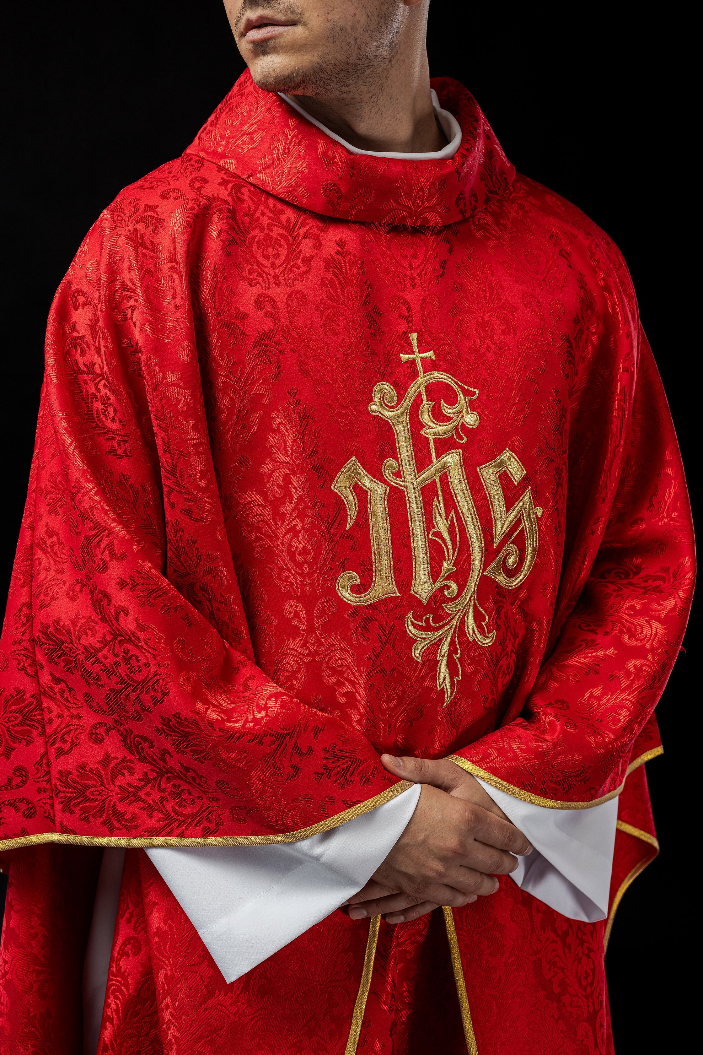 Chasuble rouge avec motif IHS brodé sur tissu décoratif