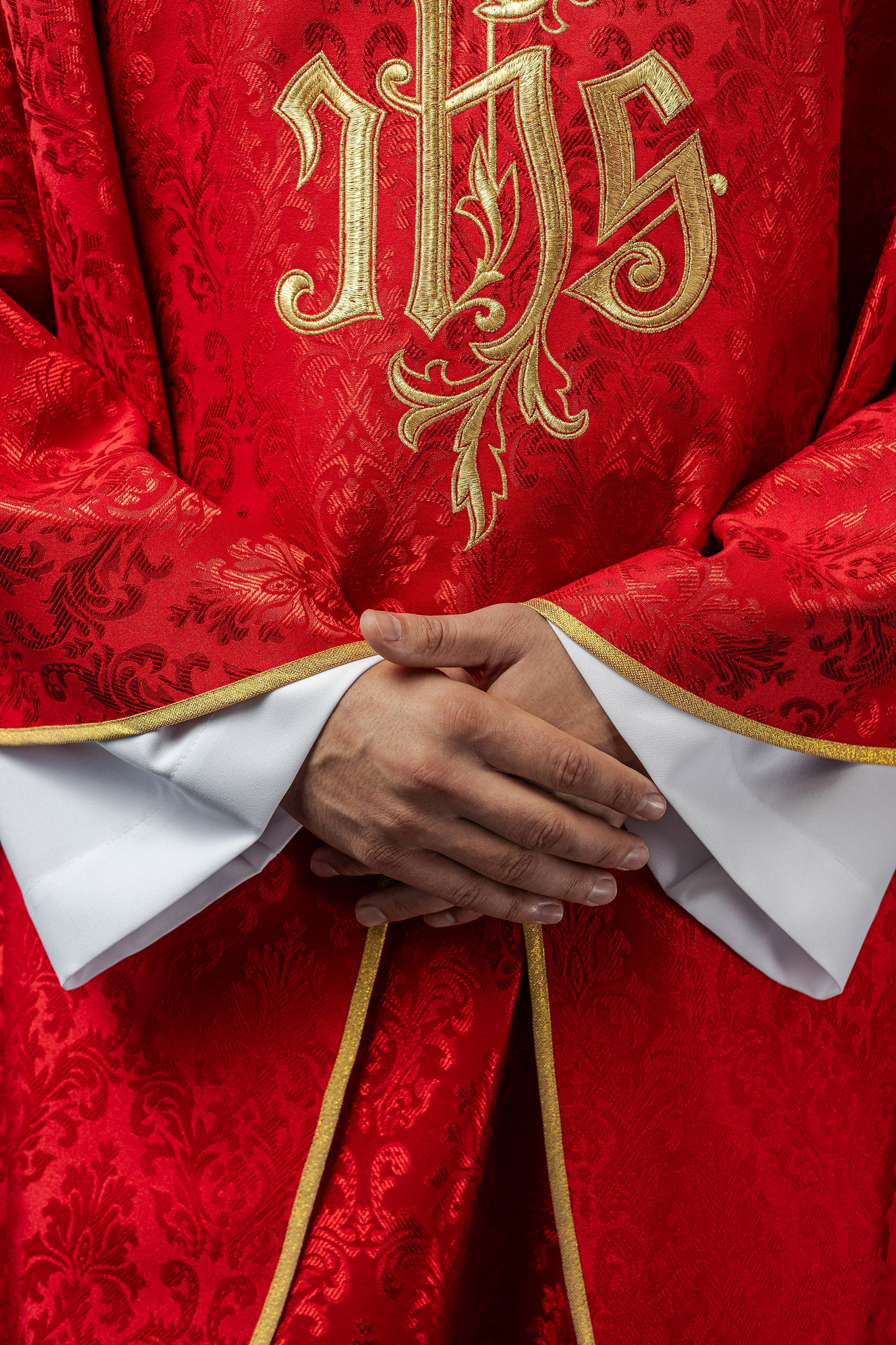 Chasuble rouge avec motif IHS brodé sur tissu décoratif