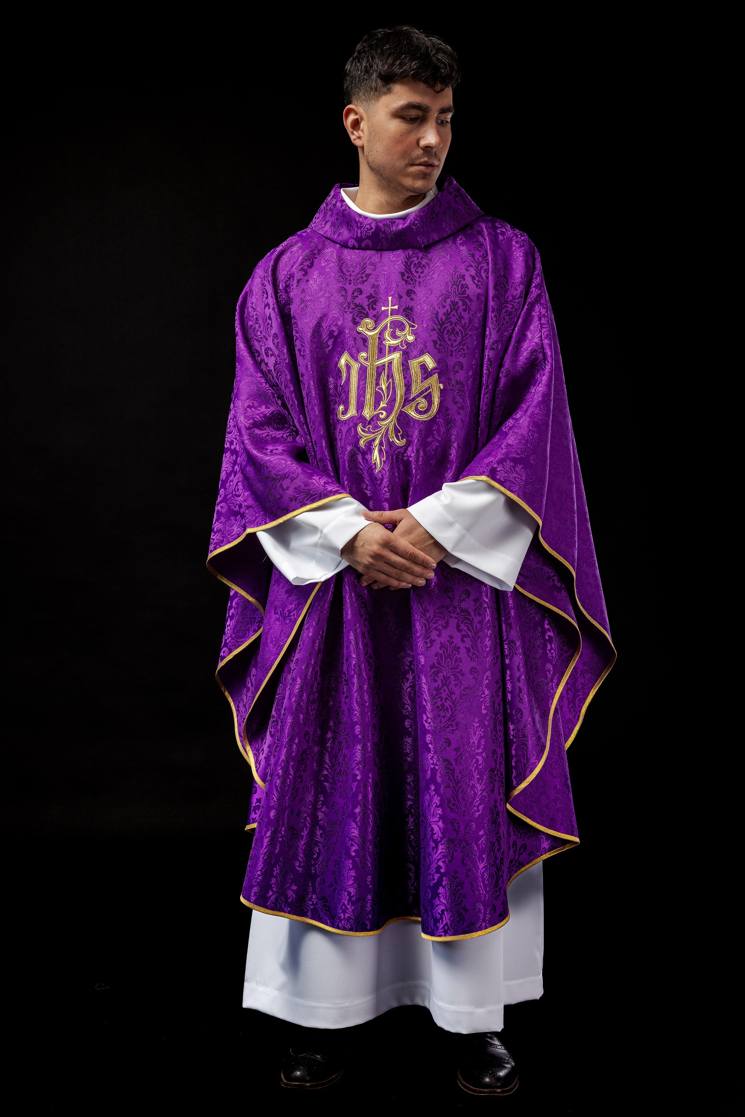 Chasuble violette avec motif IHS brodé sur tissu décoratif