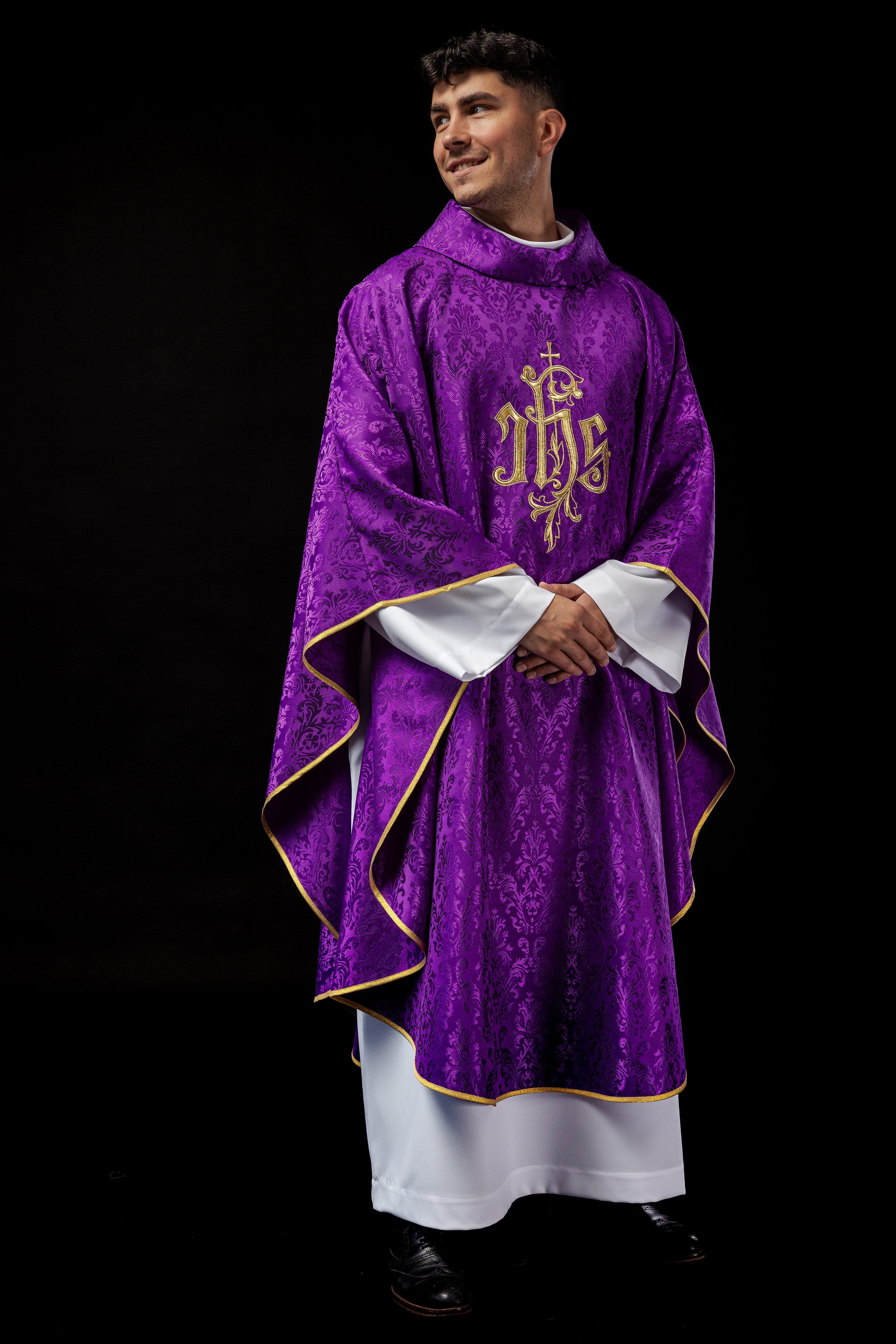 Chasuble violette avec motif IHS brodé sur tissu décoratif