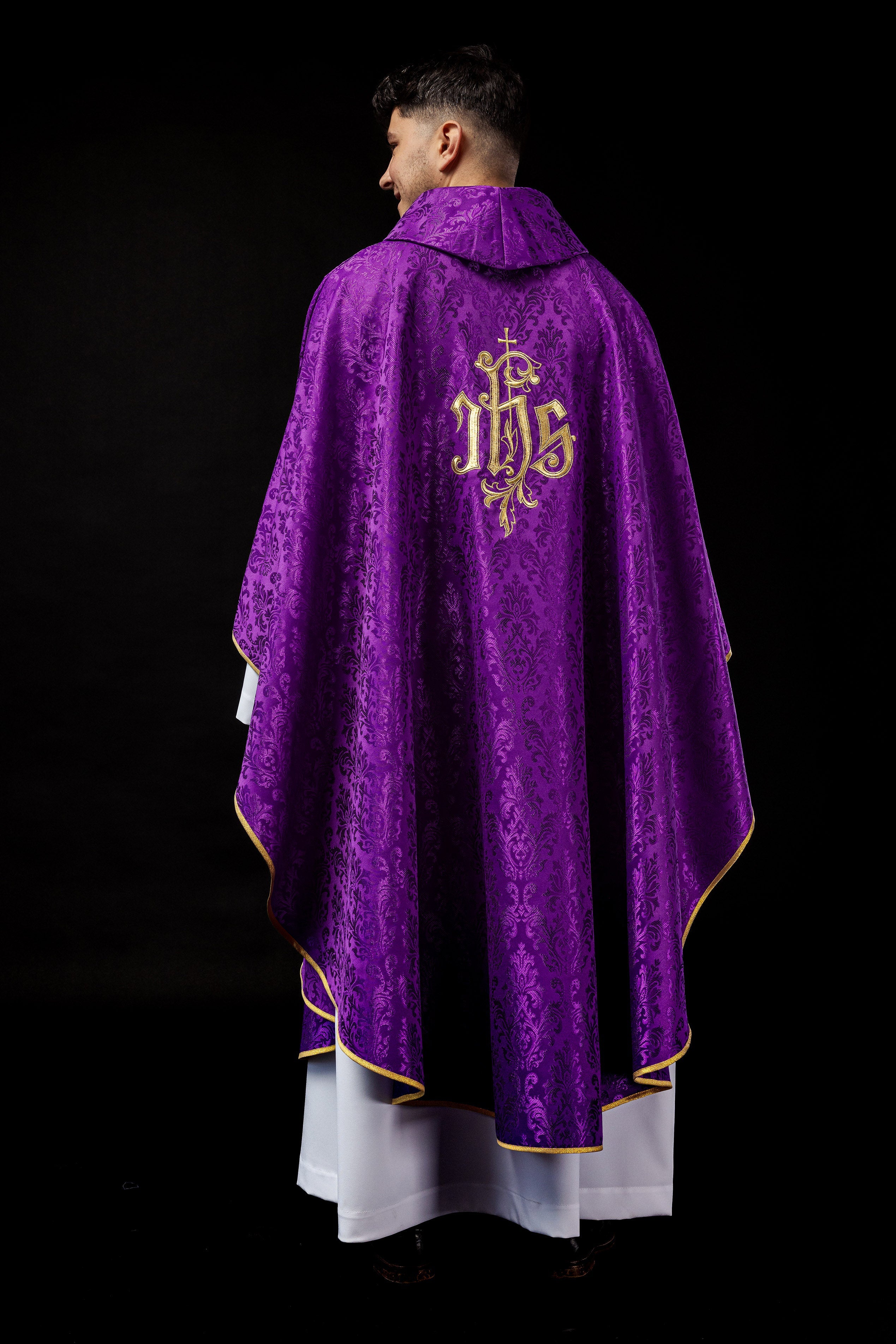 Chasuble violette avec motif IHS brodé sur tissu décoratif