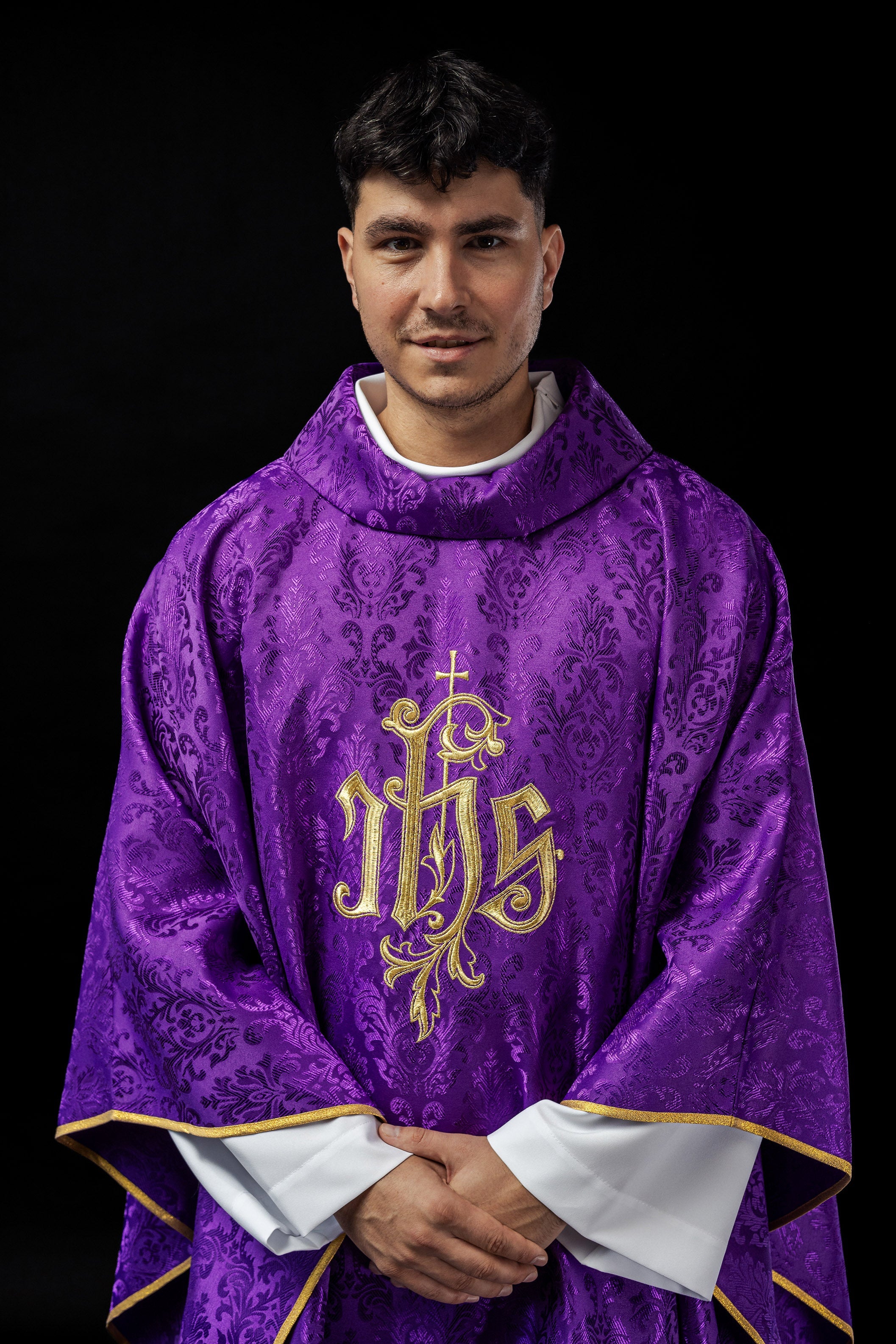 Chasuble violette avec motif IHS brodé sur tissu décoratif