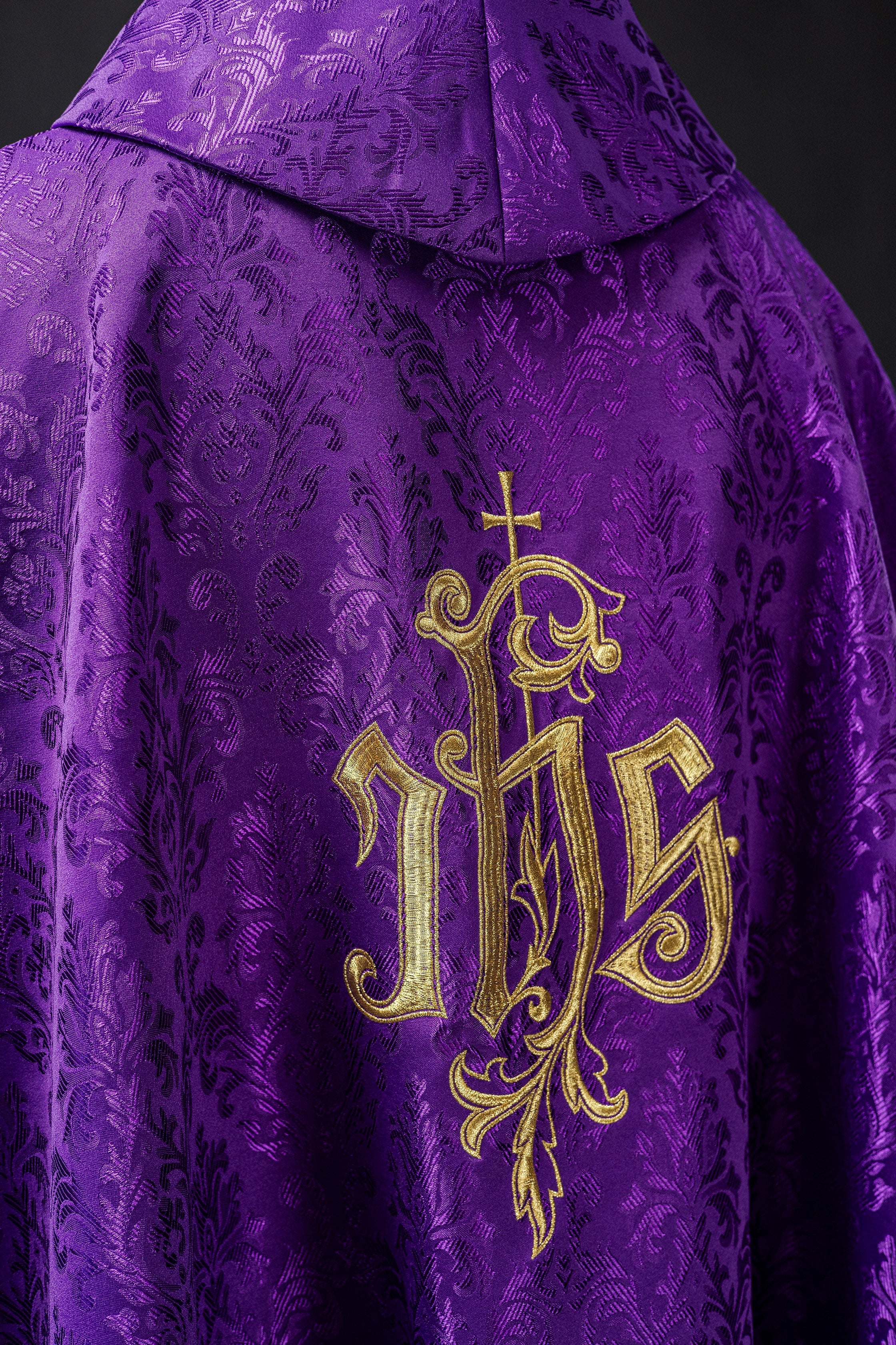 Chasuble violette avec motif IHS brodé sur tissu décoratif