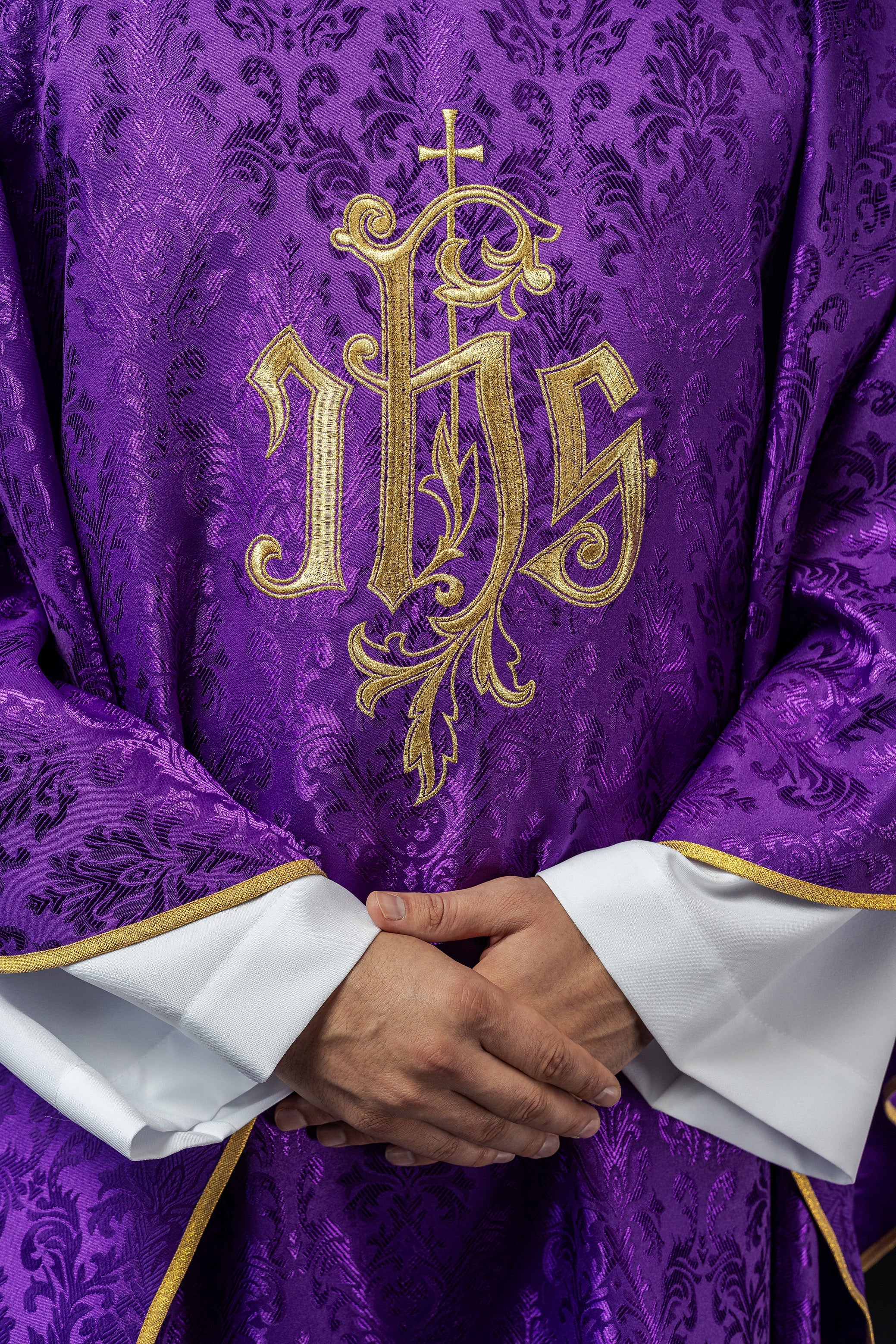 Chasuble violette avec motif IHS brodé sur tissu décoratif