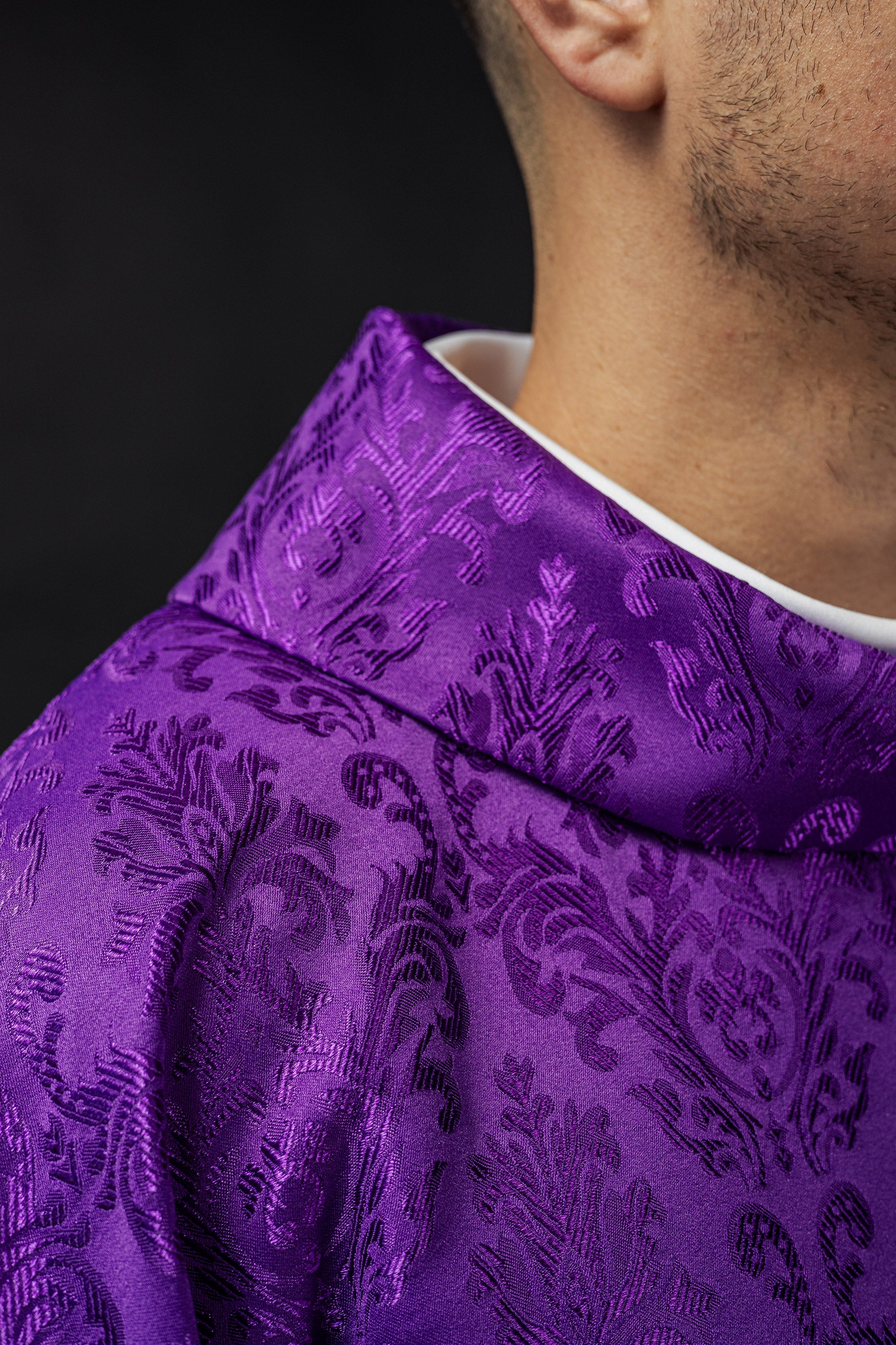 Chasuble violette avec motif IHS brodé sur tissu décoratif