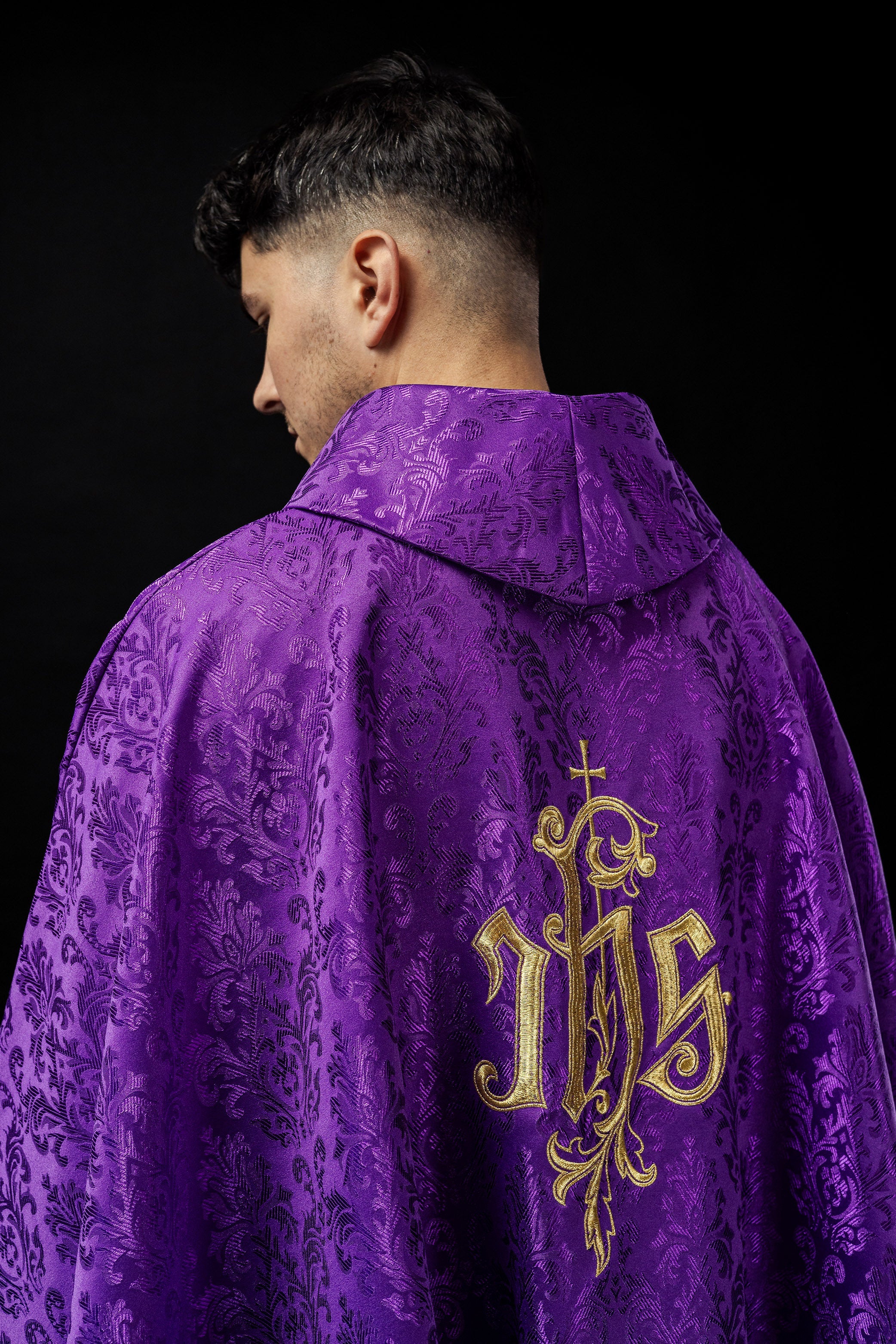 Chasuble violette avec motif IHS brodé sur tissu décoratif