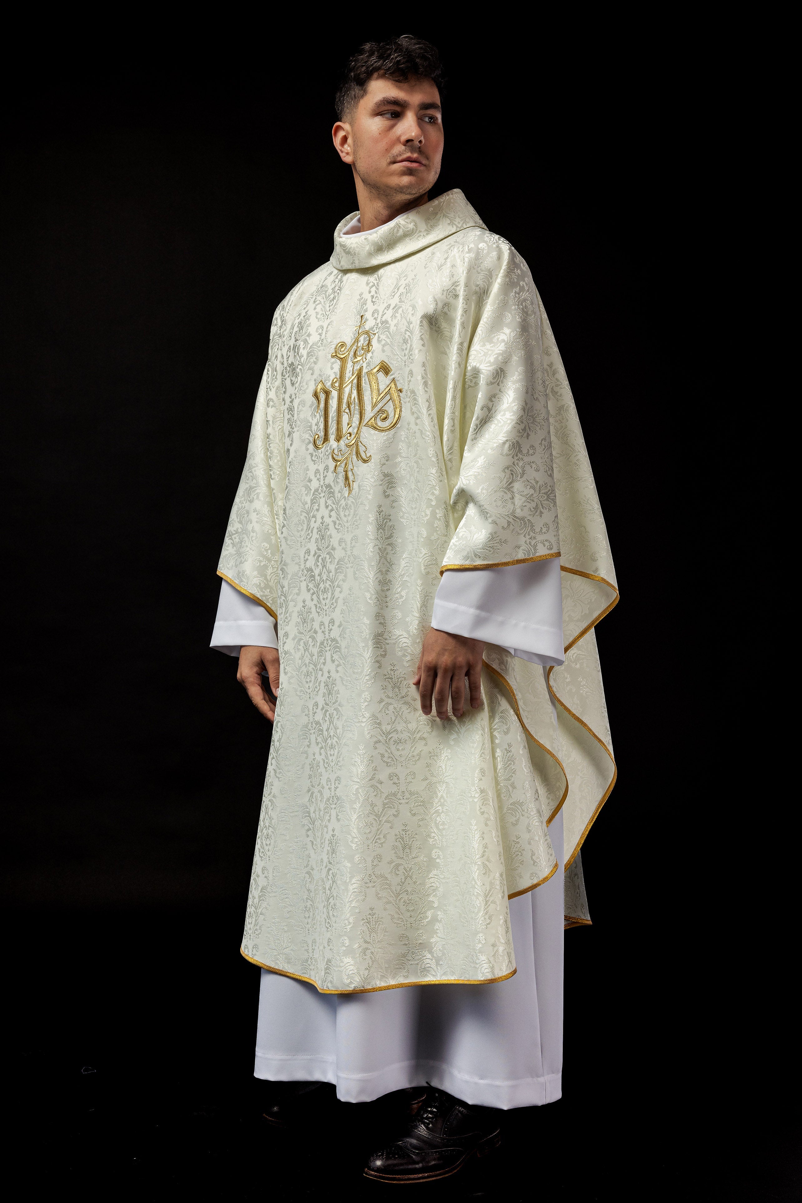 Chasuble écrue avec motif IHS brodé sur tissu décoratif