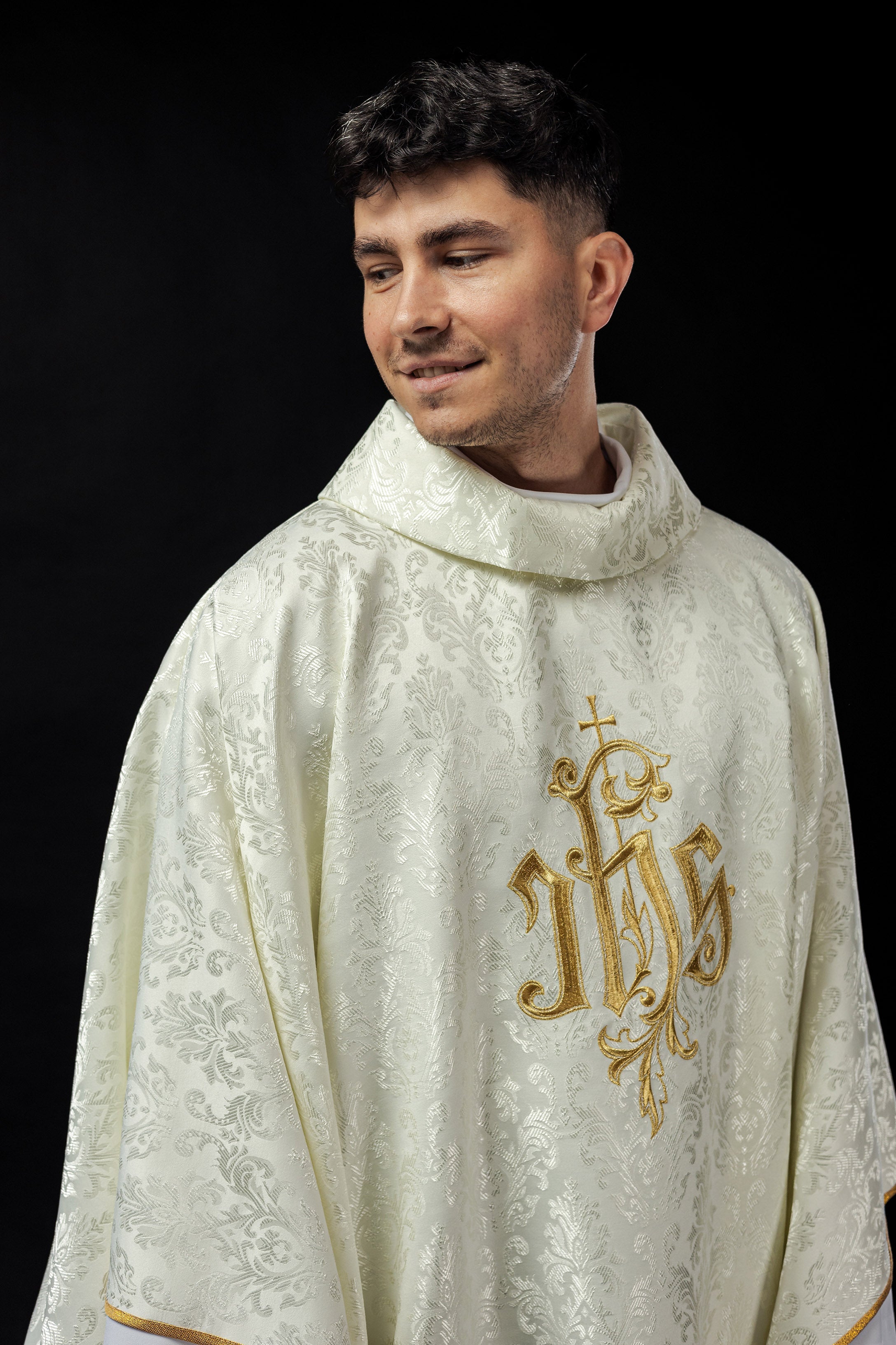 Chasuble écrue avec motif IHS brodé sur tissu décoratif