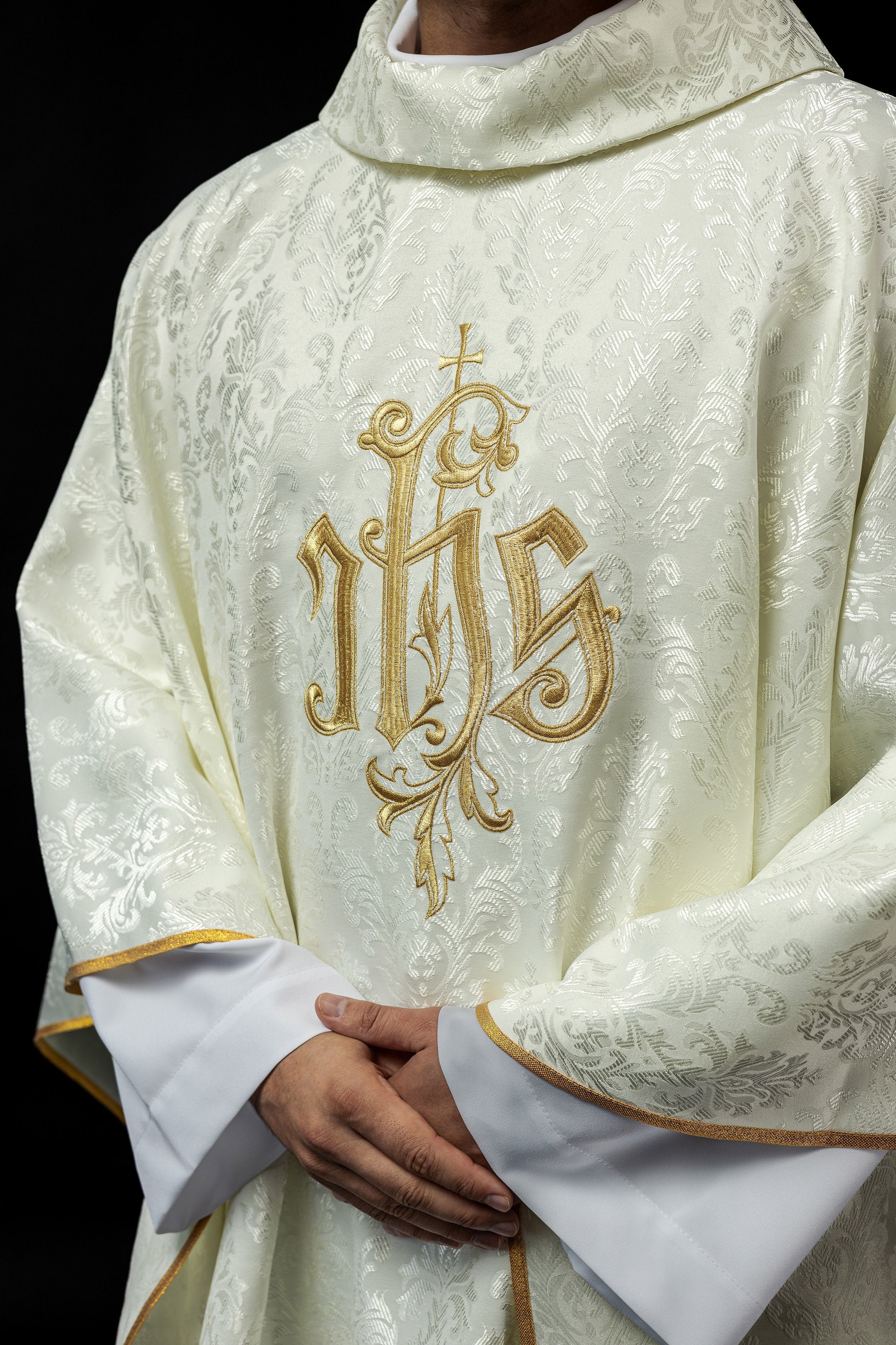 Chasuble écrue avec motif IHS brodé sur tissu décoratif