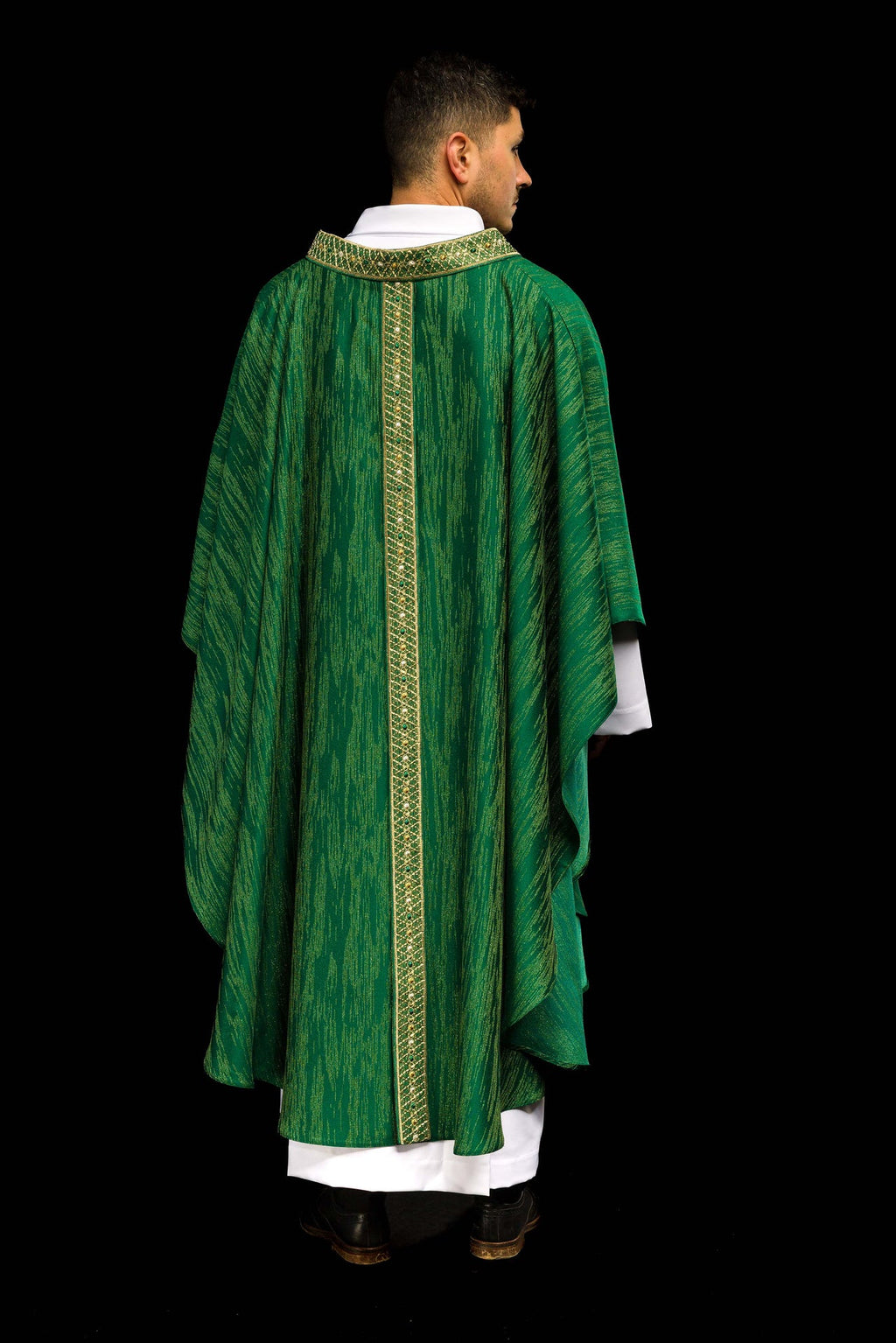Chasuble verte avec bande et col brodés