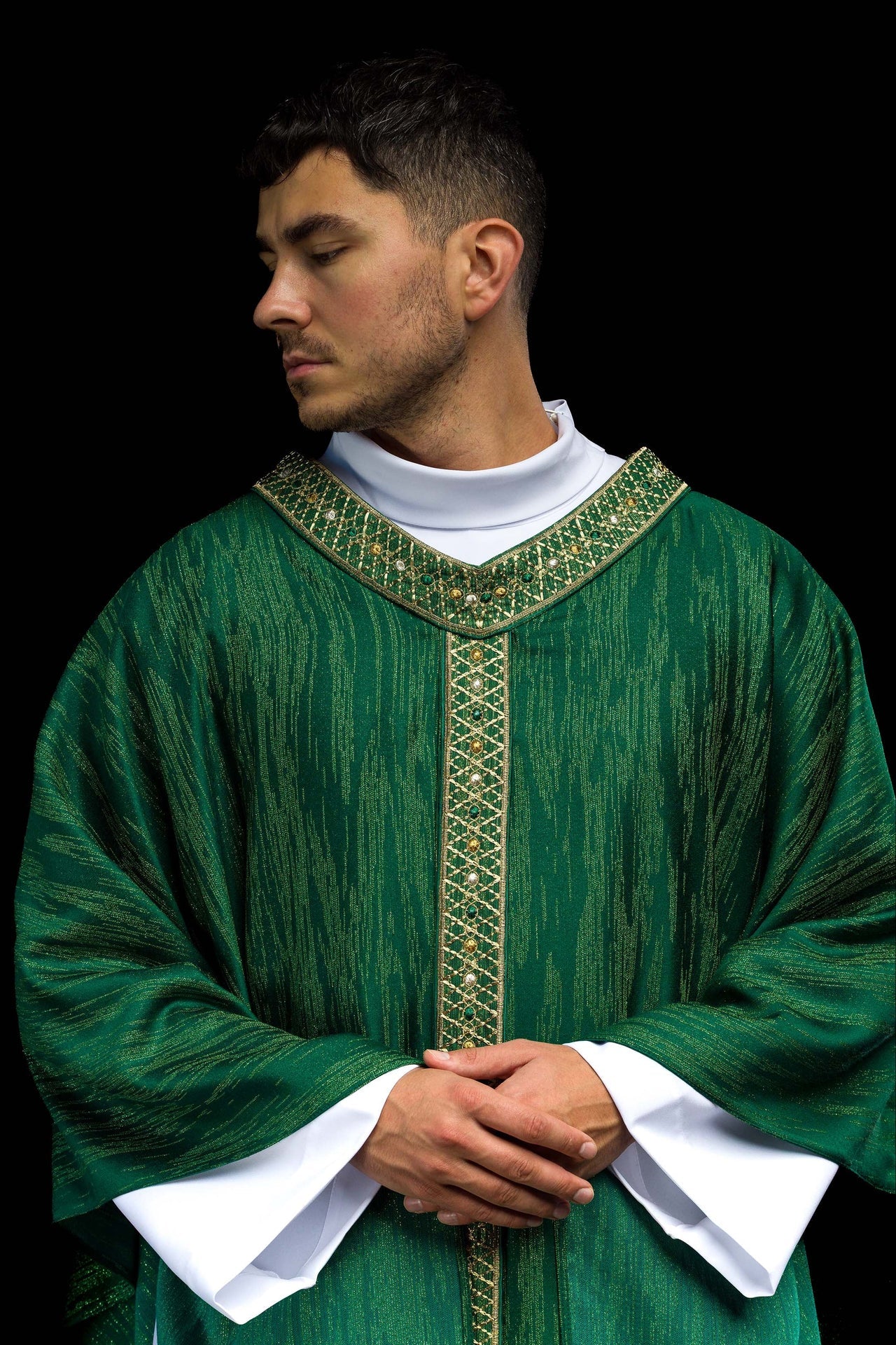 Chasuble verte avec bande et col brodés