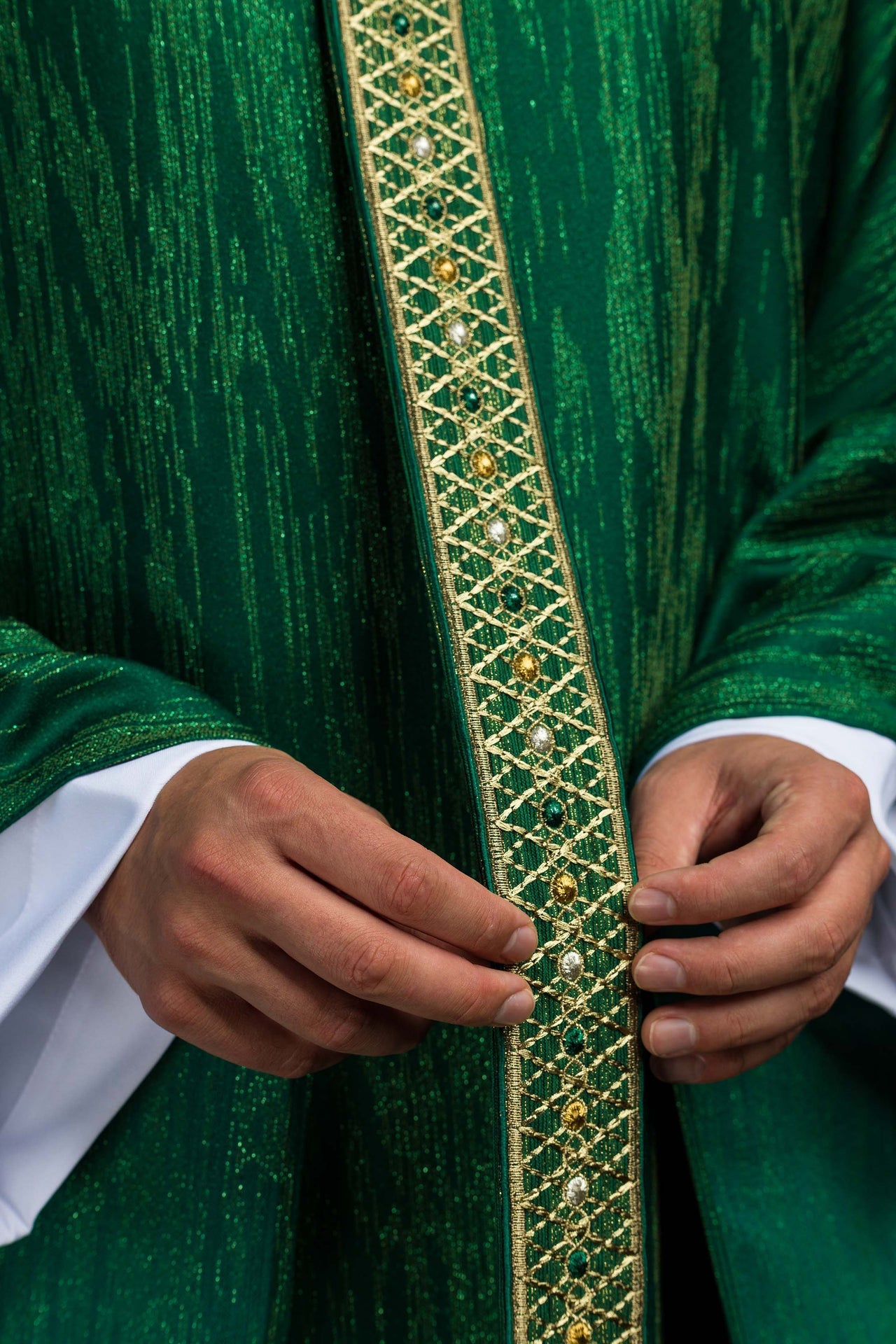 Chasuble verte avec bande et col brodés