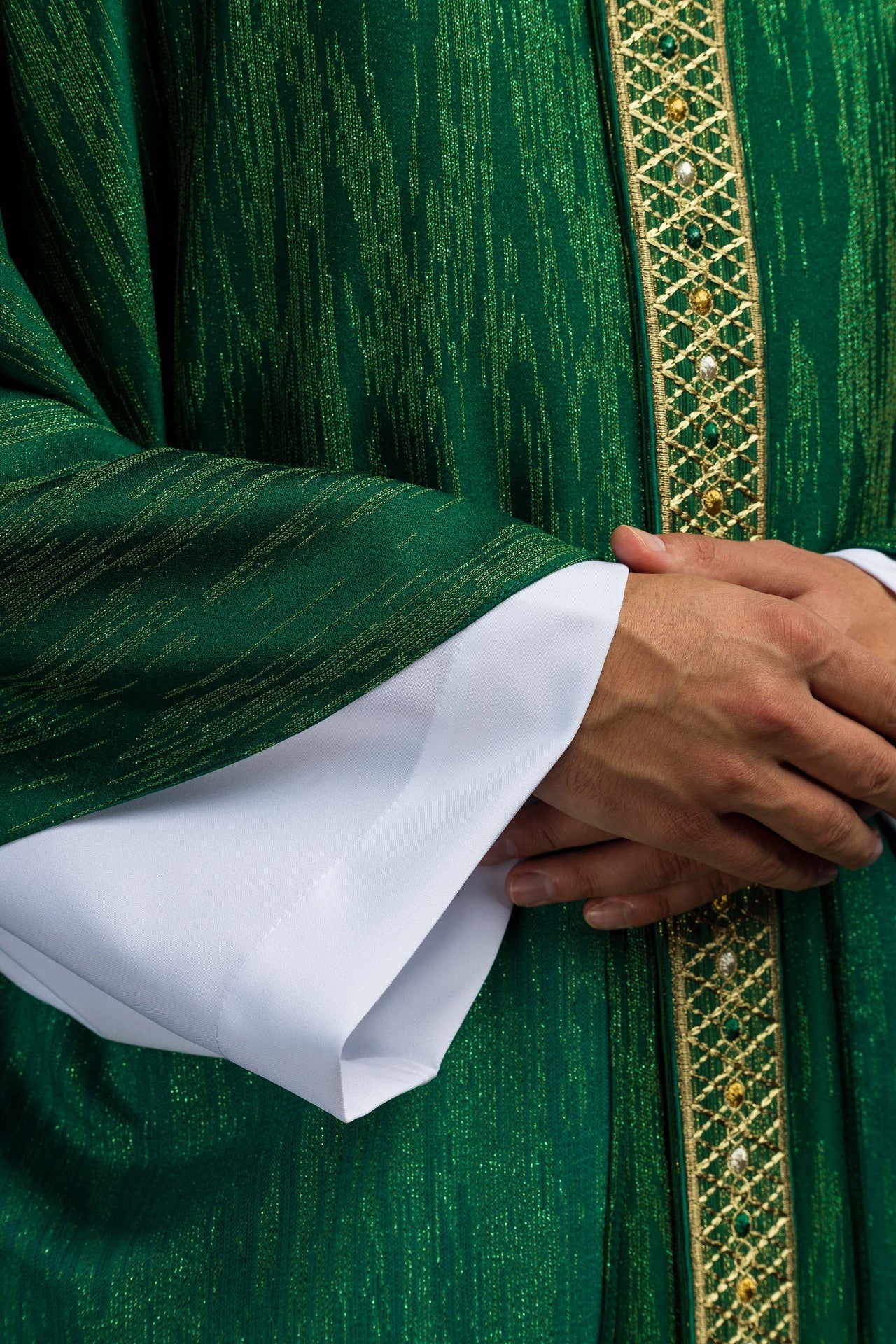 Chasuble verte avec bande et col brodés