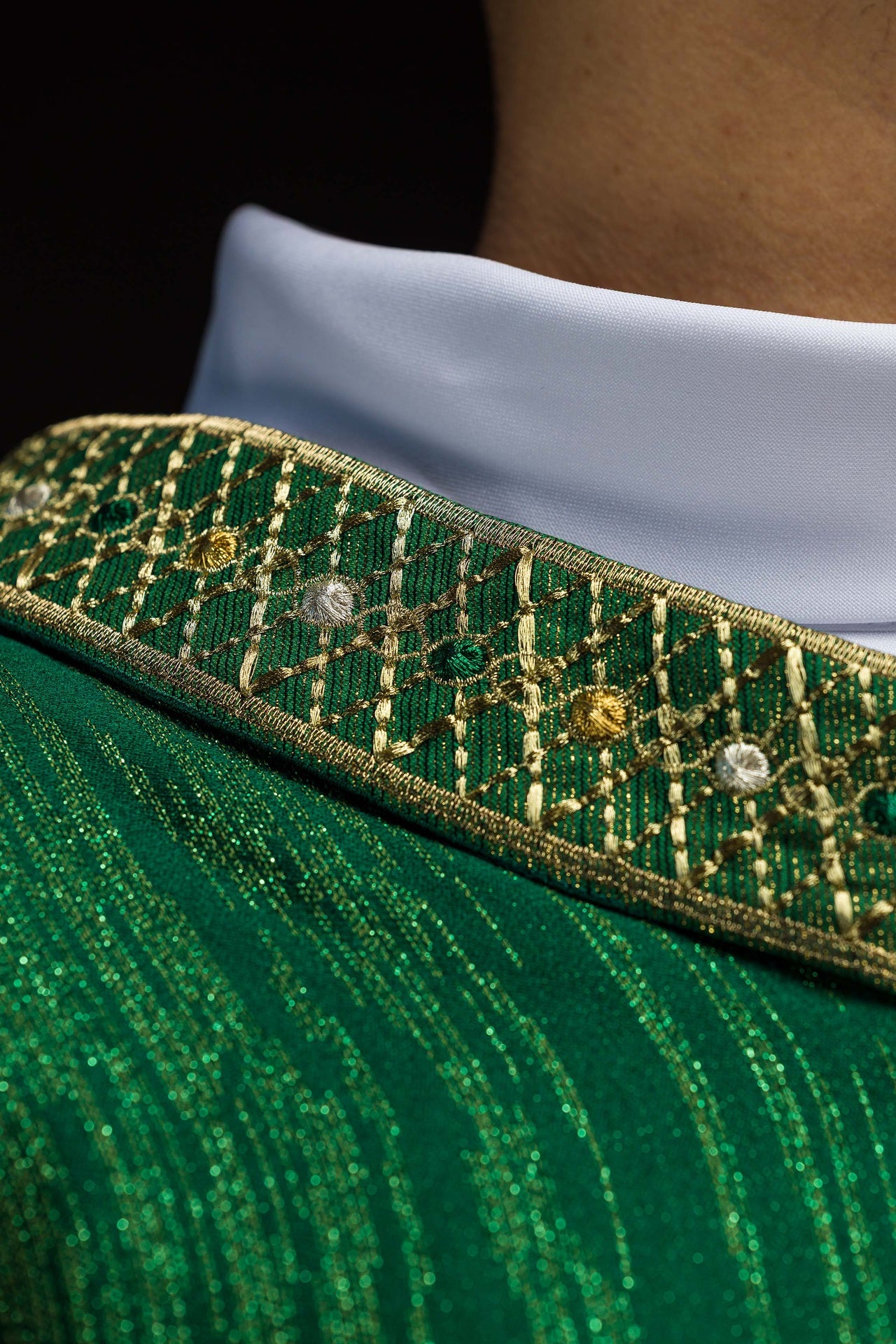 Chasuble verte avec bande et col brodés