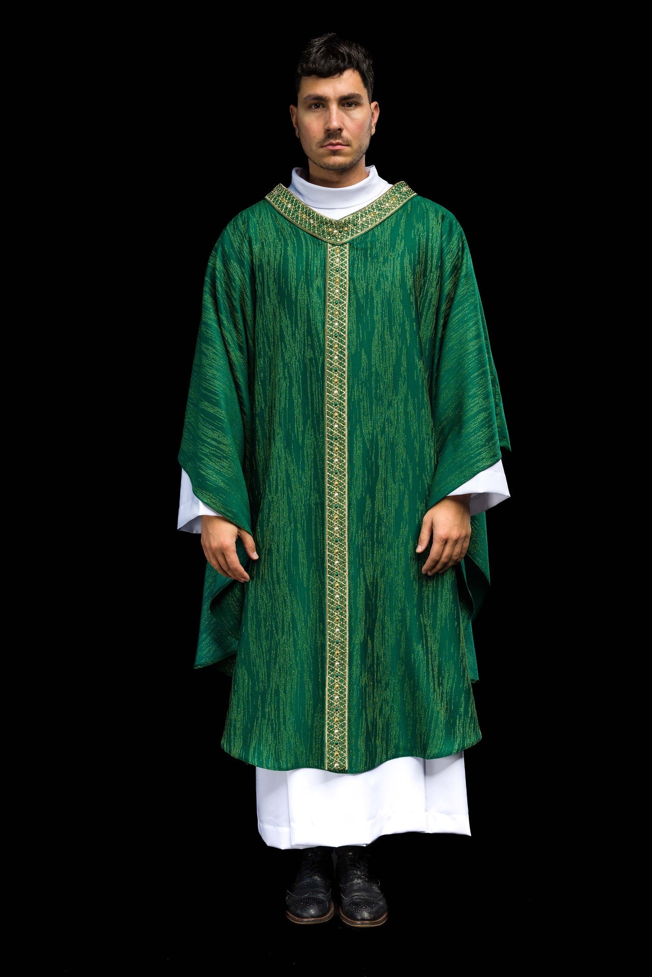 Chasuble verte avec bande et col brodés