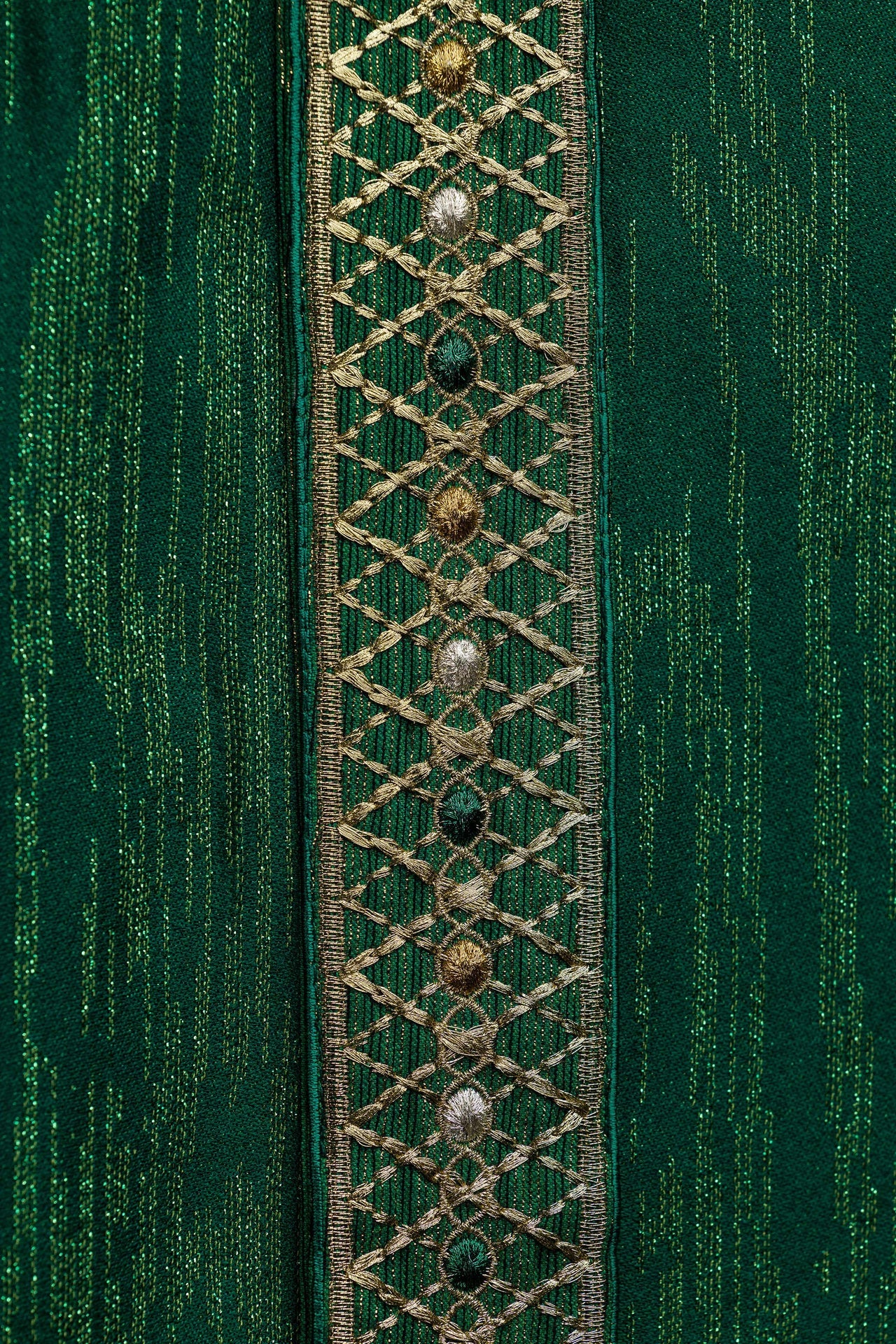 Chasuble verte avec bande et col brodés