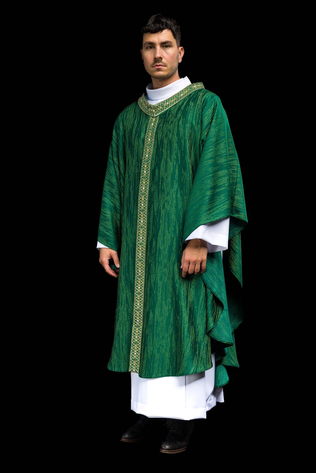 Chasuble verte avec bande et col brodés