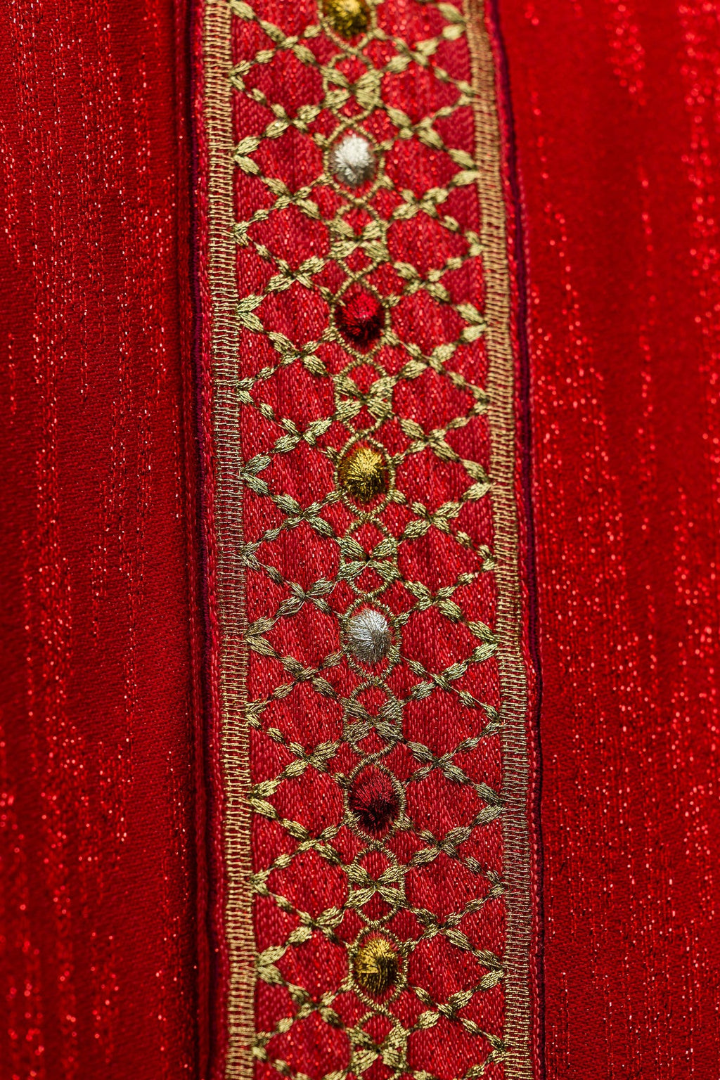 Chasuble rouge avec bande et col brodés