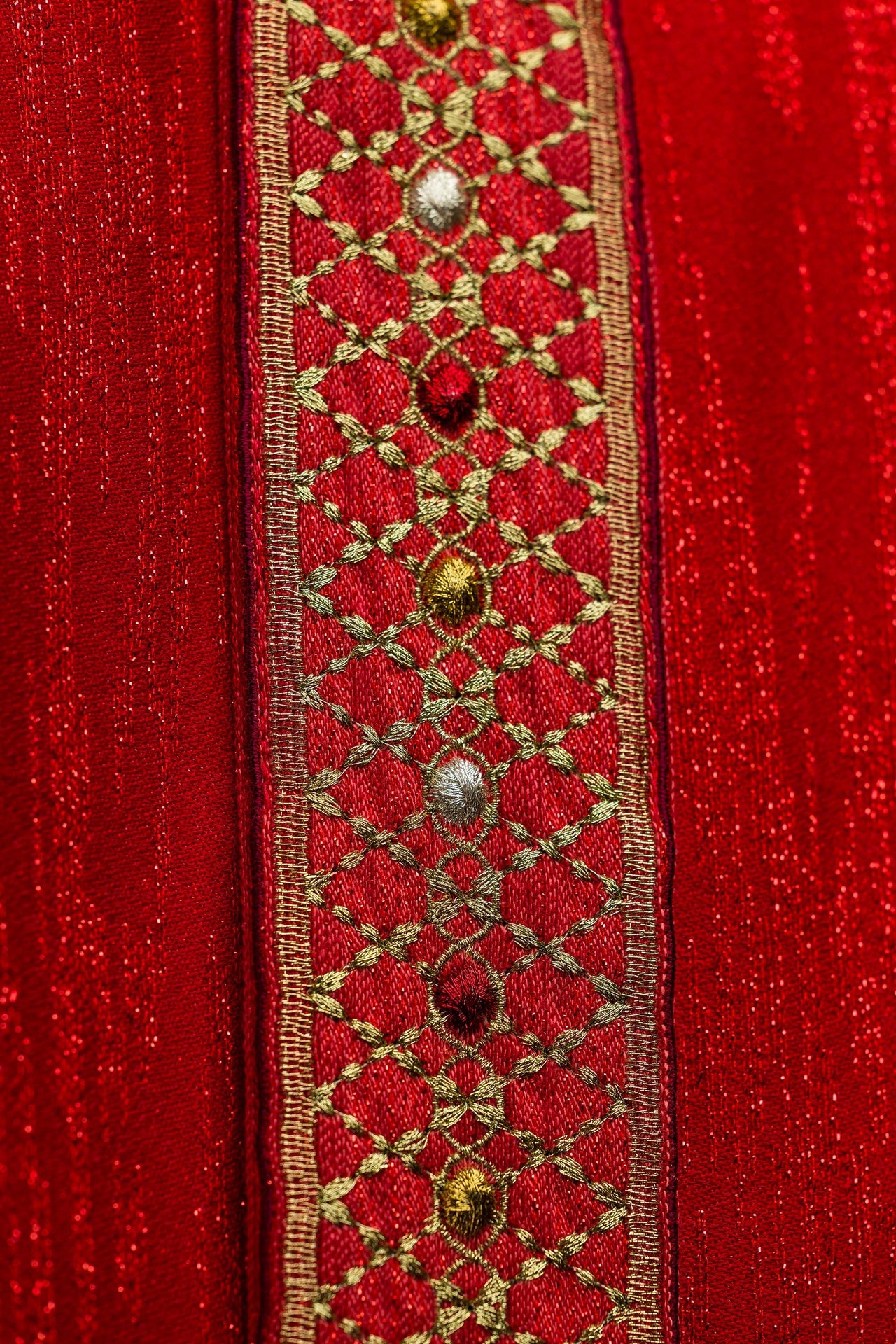 Chasuble rouge avec bande et col brodés