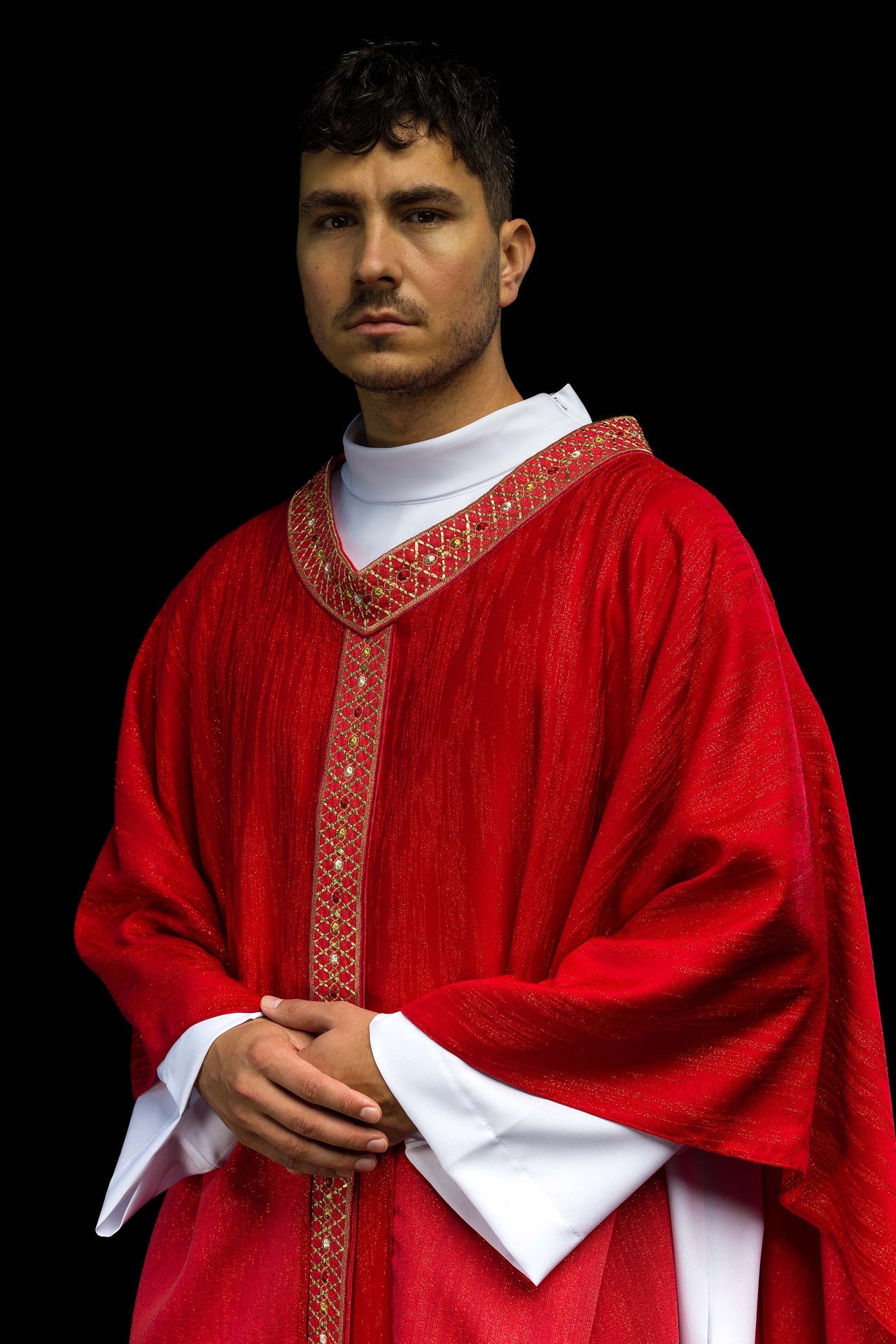 Chasuble rouge avec bande et col brodés