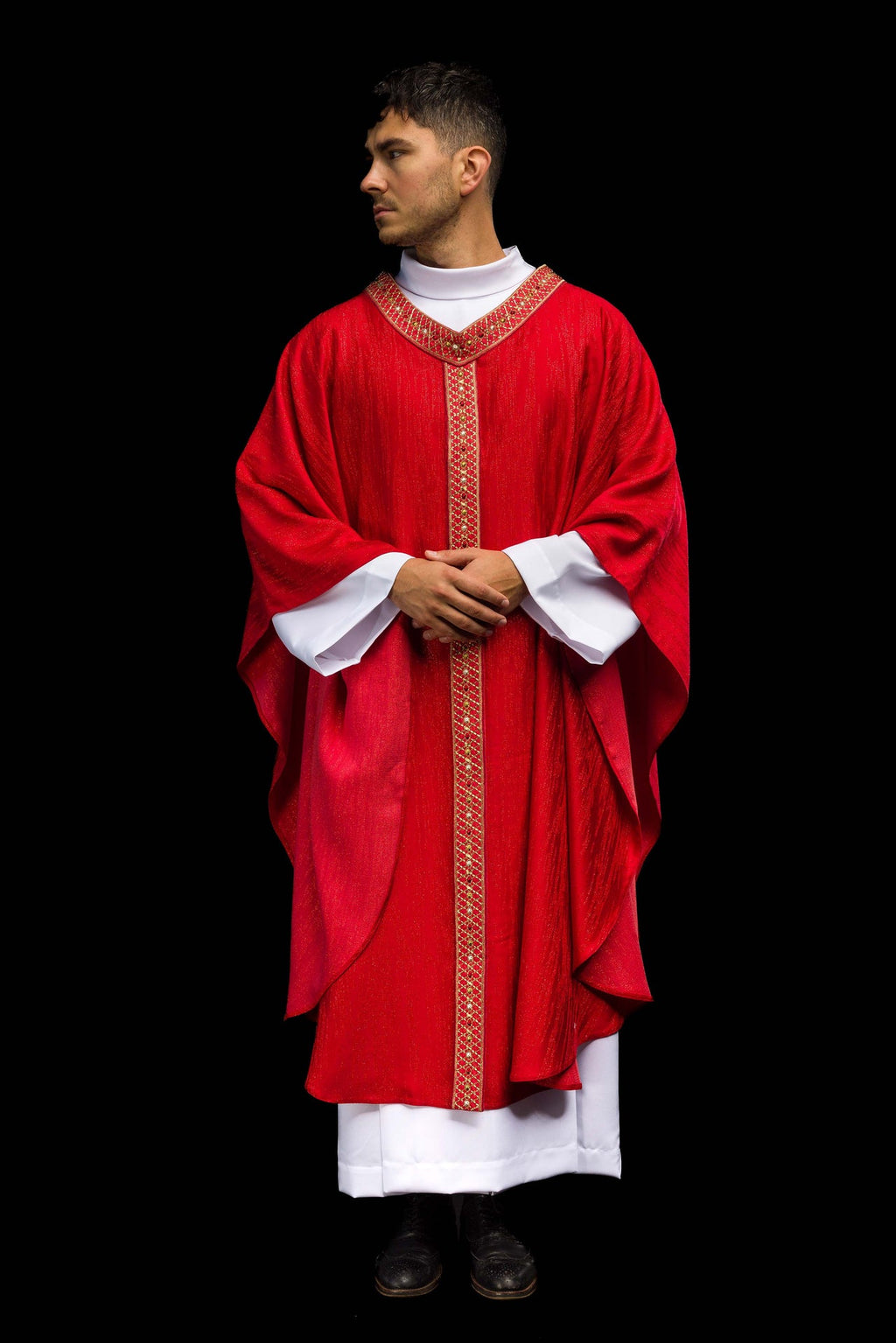 Chasuble rouge avec bande et col brodés