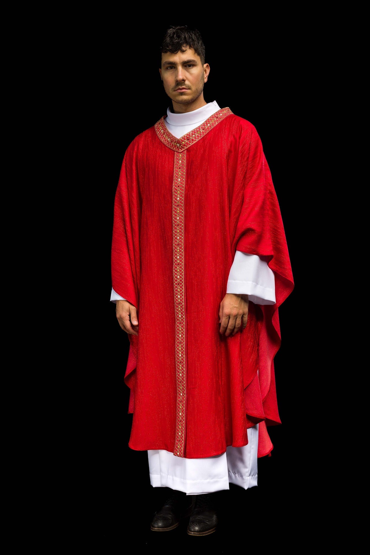 Chasuble rouge avec bande et col brodés
